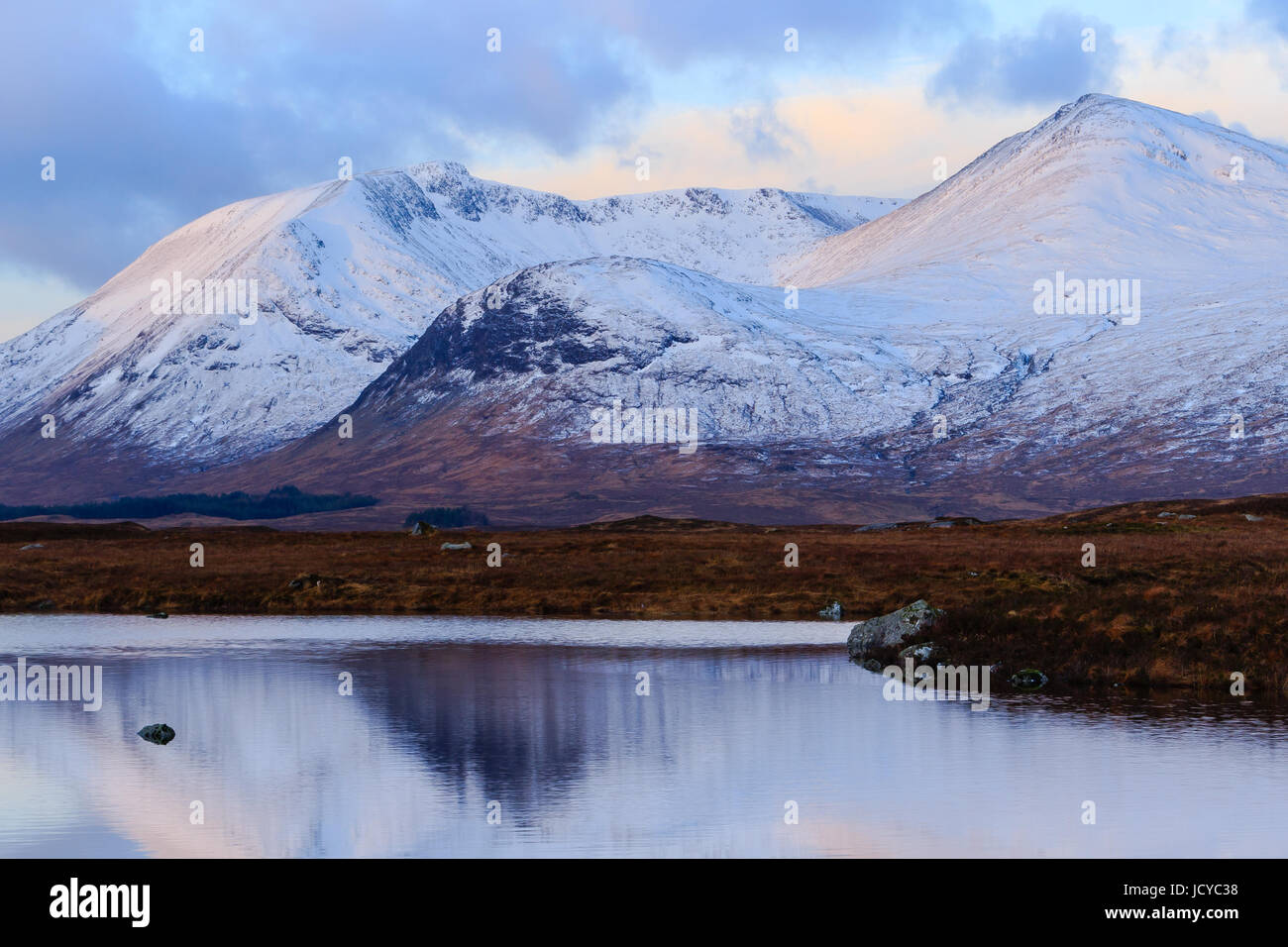 Il Monte Nero riflettendo sul Lochan na h-Achlaise in inverno Foto Stock