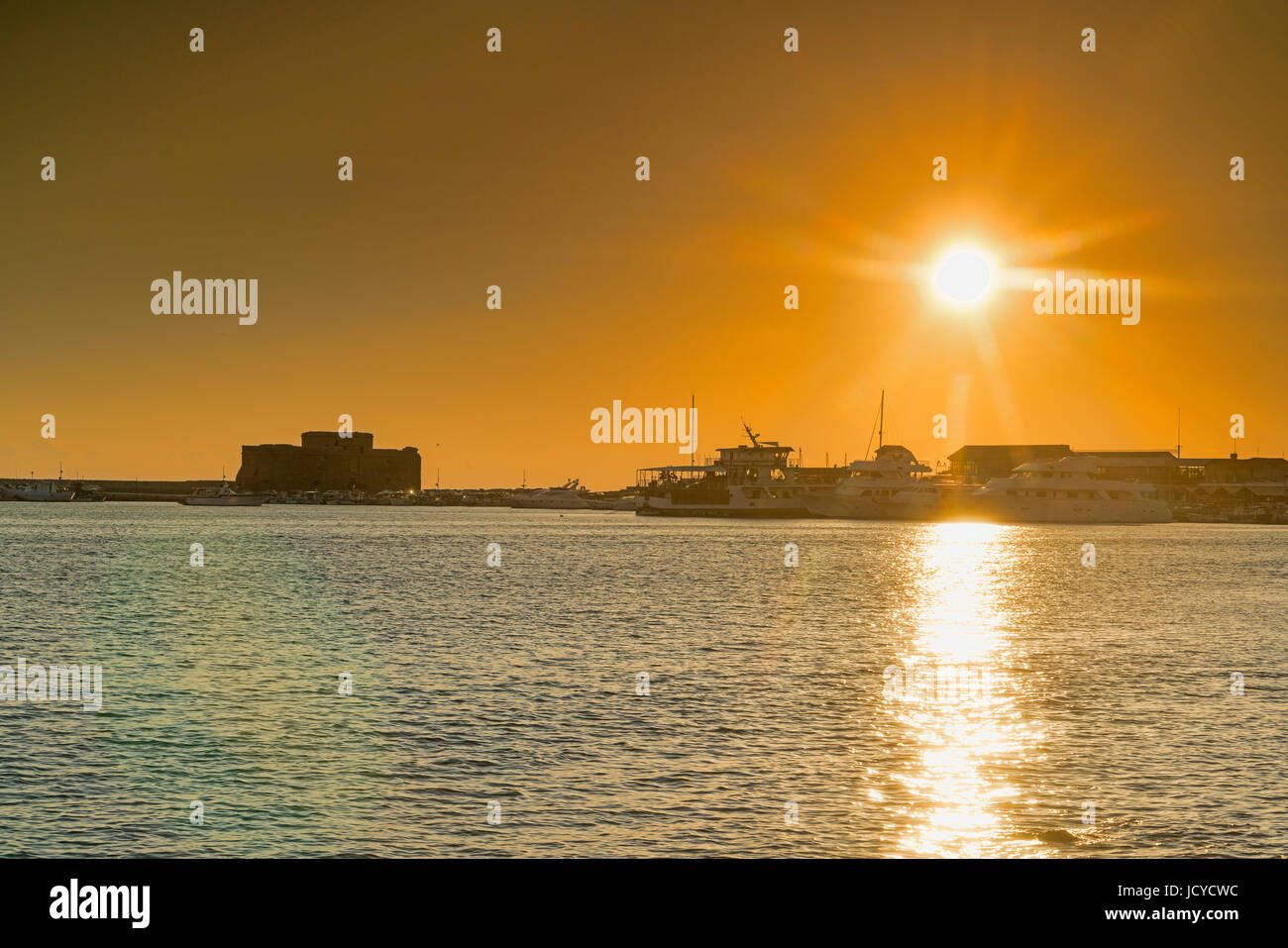 Tramonto, porto di Pafo e fronte mare, Cipro Foto Stock Tramonto, porto di Pafo e fronte mare, Cipro Foto Stock