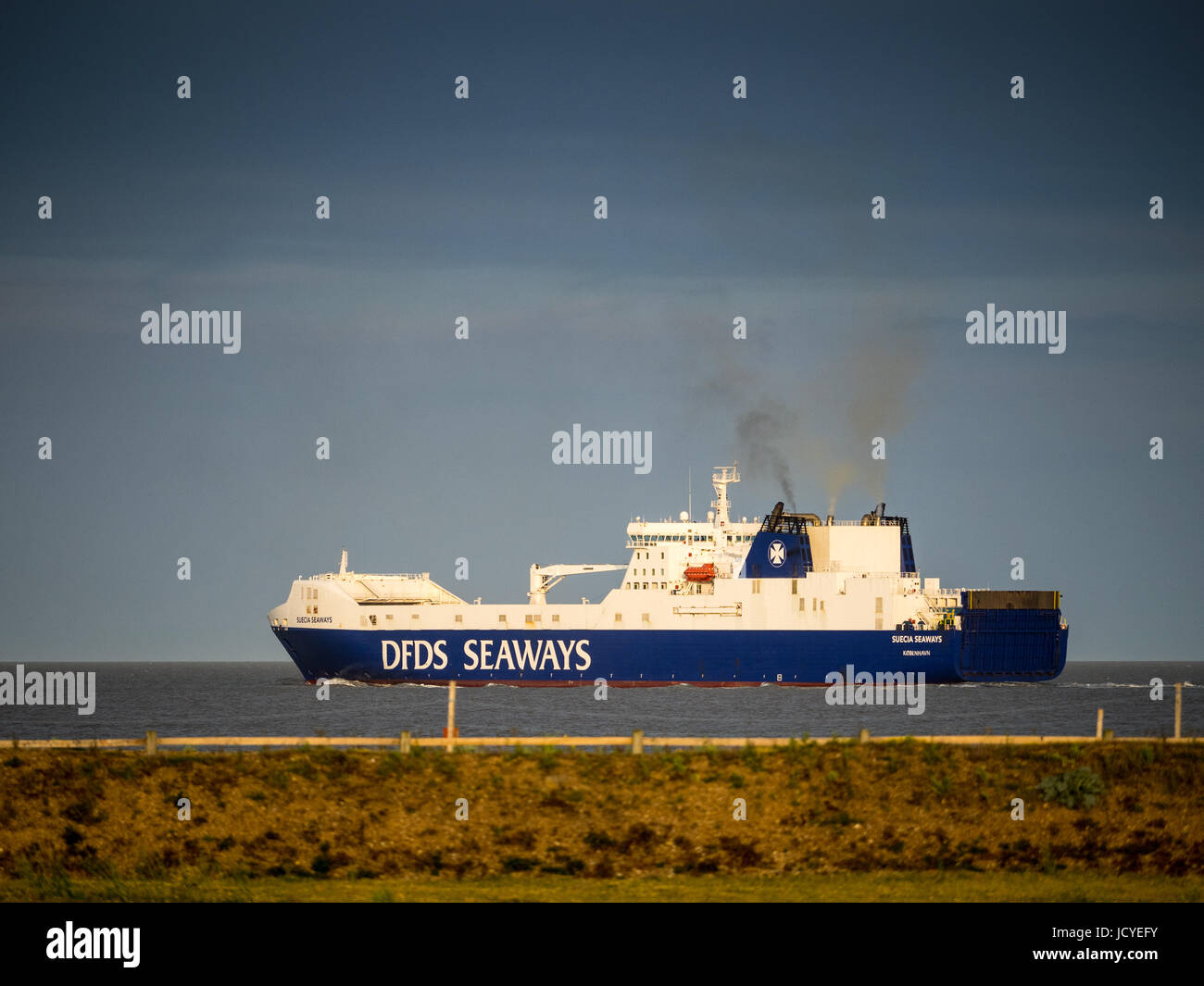 La DFDS Seaways roll on roll off ferry Suecia Seaways lascia il porto di Felixstowe, il contenitore più grande porto nel Regno Unito, la voce a Rotterdam, Foto Stock