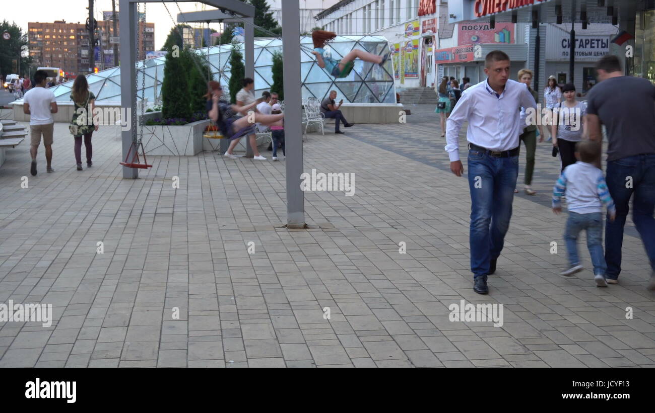 Time Lapse video, le persone a piedi attorno al centro commerciale,basculante in una oscillazione. Foto Stock