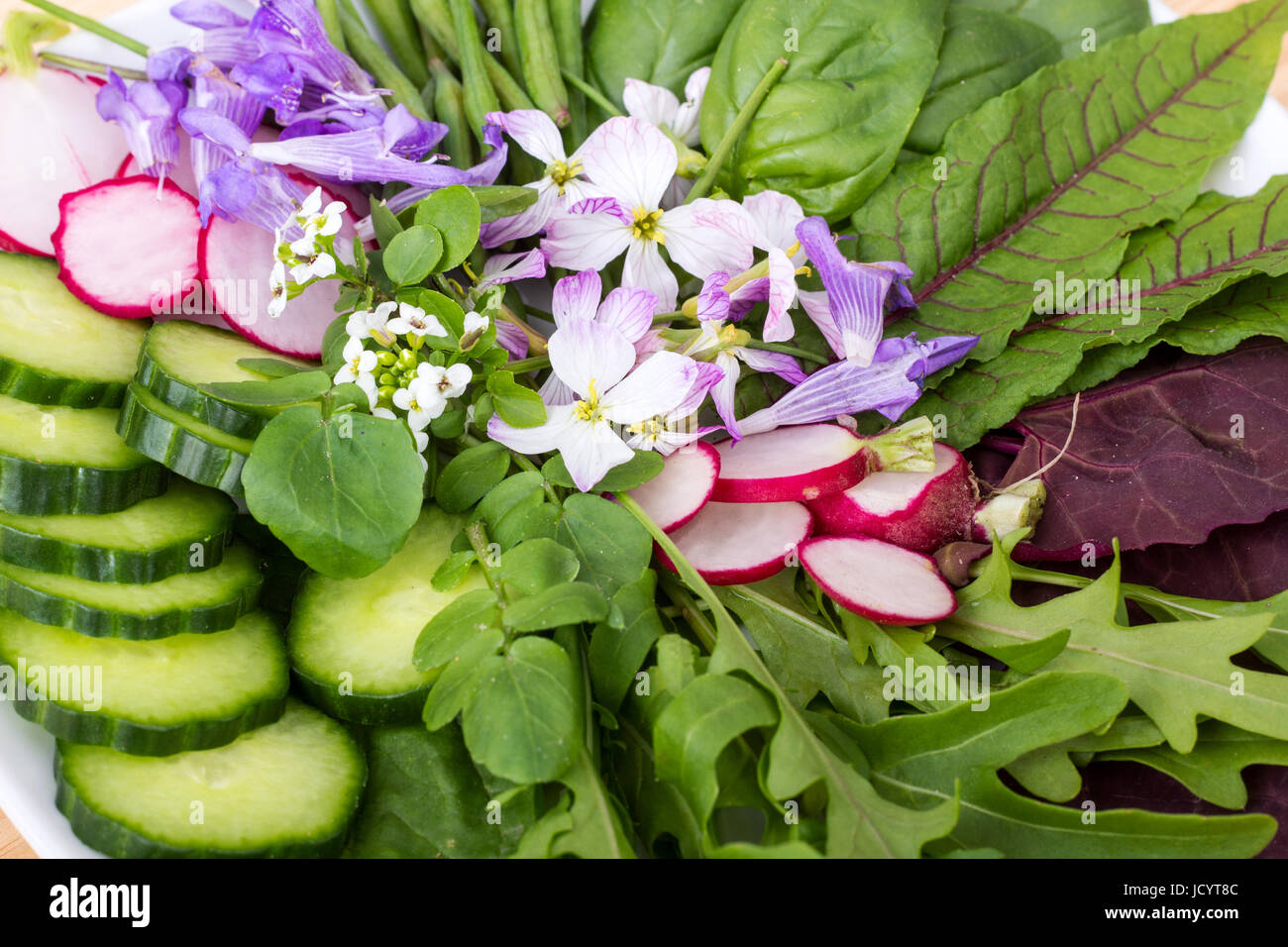 Insalata con foglie differenti, ortaggi e fiori Foto Stock