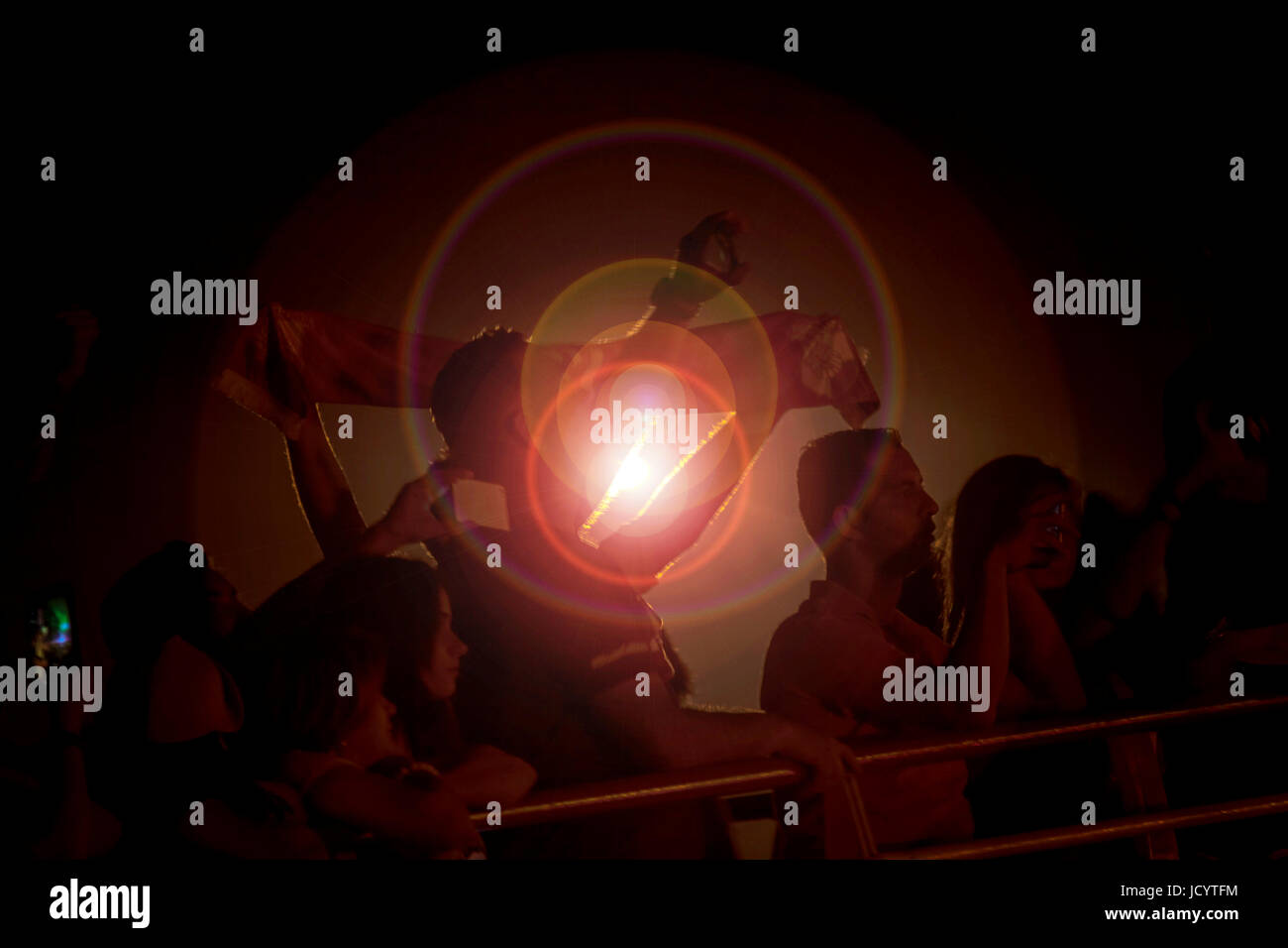 Gli hooligan in controluce celebrare la squadra di calcio della notte Foto Stock