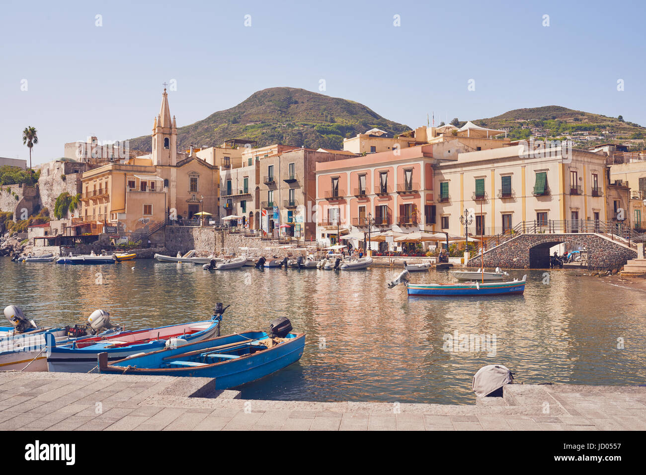 Isole Eolie - Lipari - Sicilia - Porto, chiesa in background Foto Stock