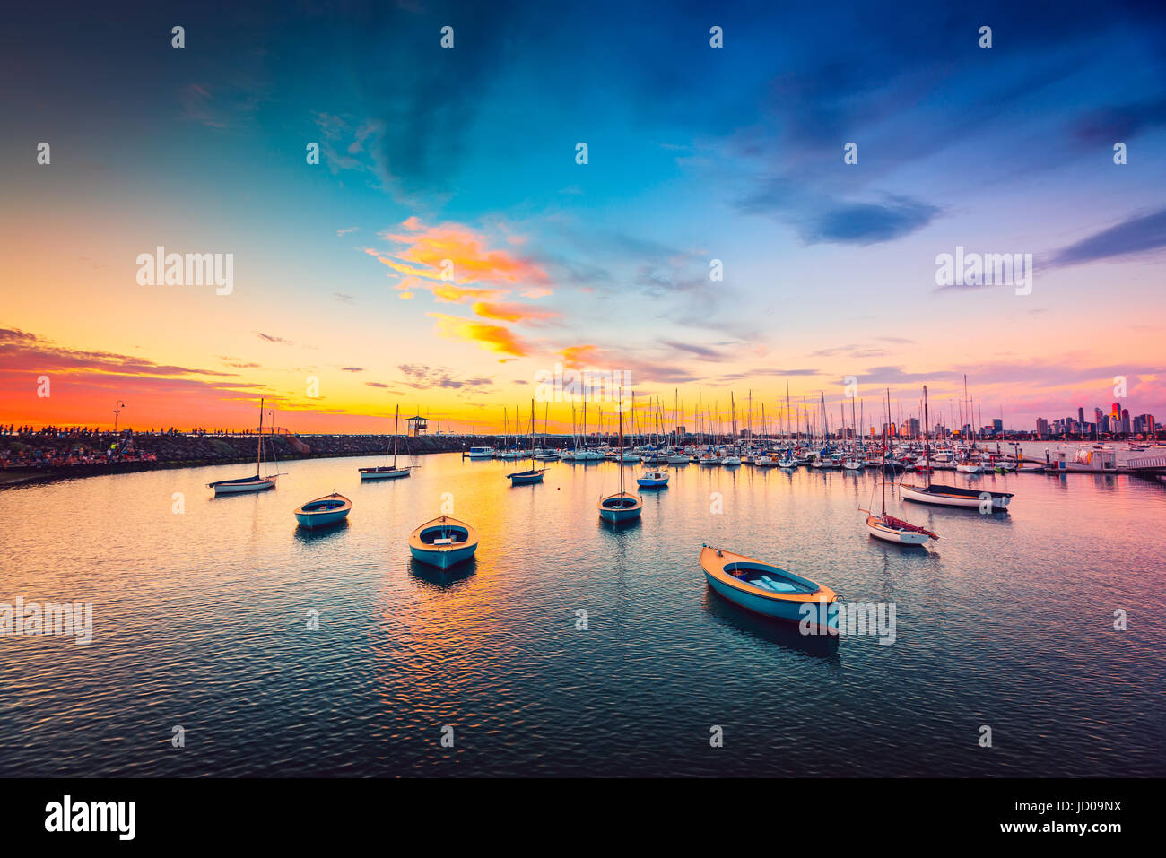 Yacht ancorati in una riga a St. Kilda beach al tramonto, Victoria, Australia Foto Stock