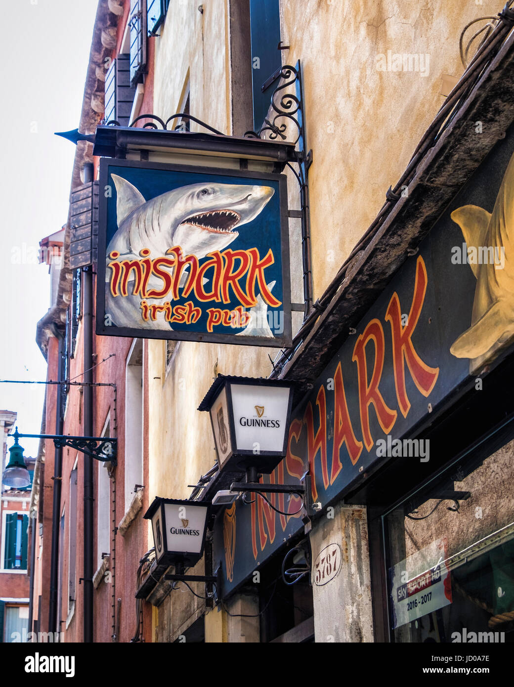 Venezia, San Marco., Inishark Irish Pub tradizionale con segni di Guinness in veneziano strada laterale Foto Stock