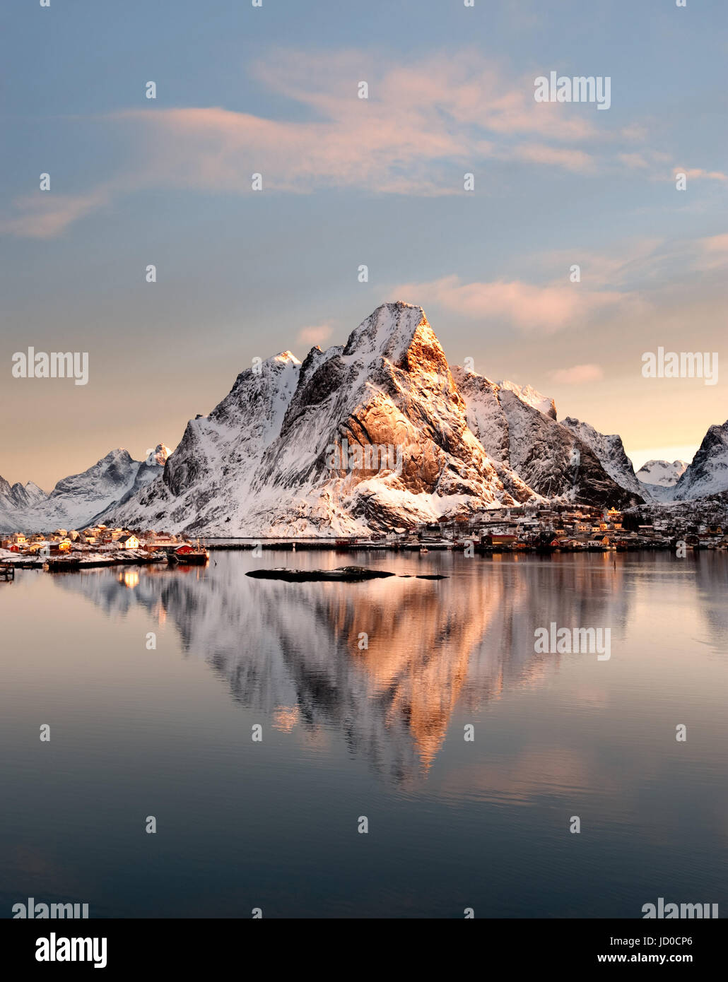 Montare Olstind riflessa nelle calme acque del Reinfjord sulle Isole Lofoten Foto Stock