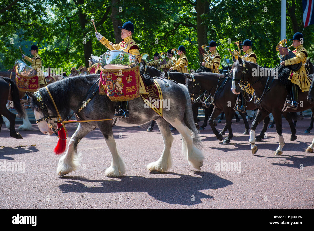 LONDON, Regno Unito - 17 giugno 2017: montato banda militare parata in formazione verso il basso al centro commerciale in un royal Trooping la cerimonia di colore. Foto Stock