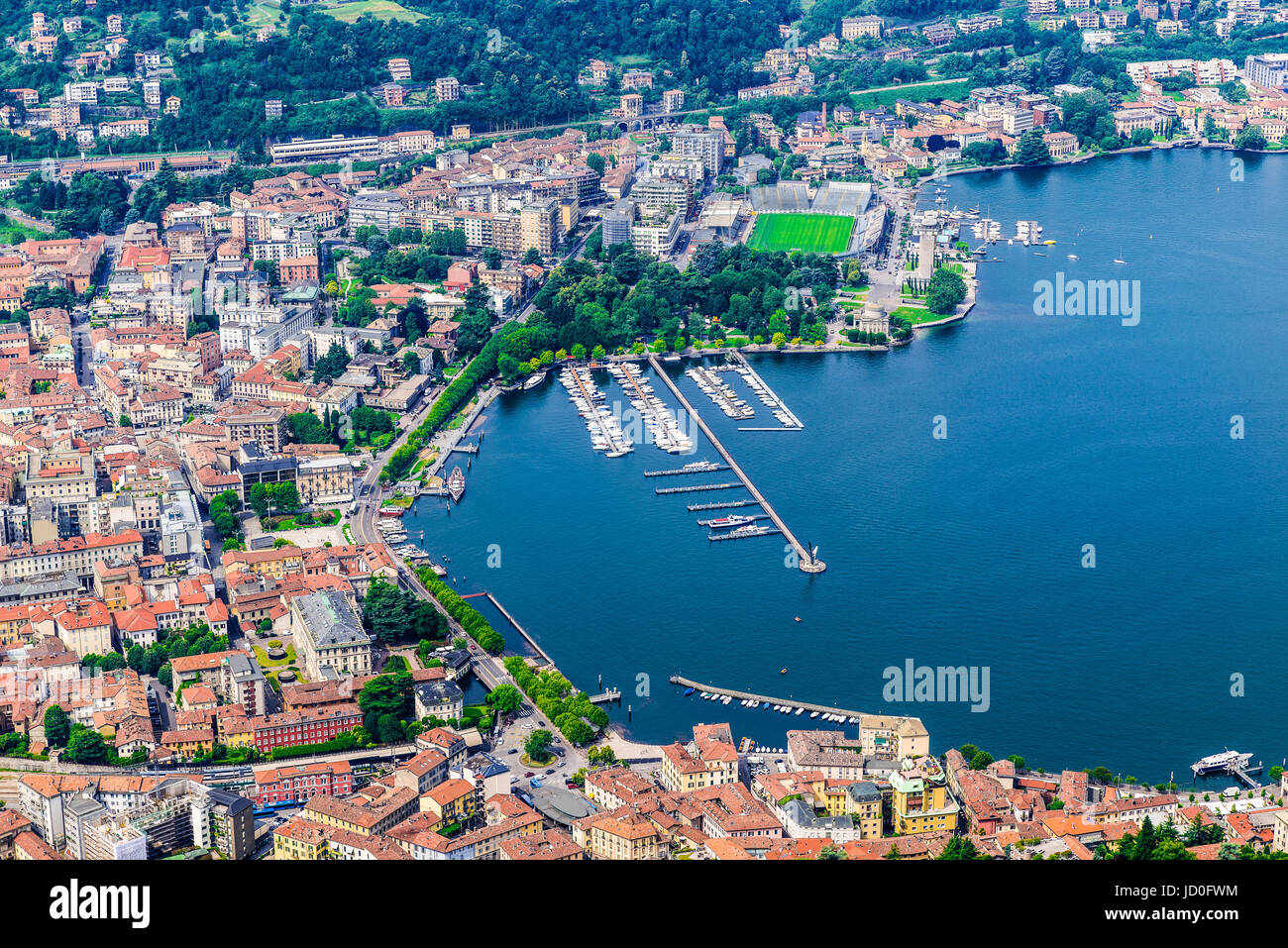 La città di Como, il lago di Como, Italia. Vista aerea della città di Como e il suo lago su una bella giornata d'estate. Foto Stock