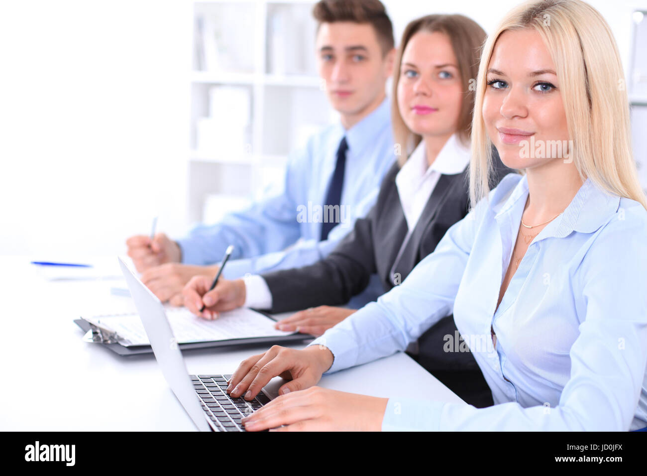 Un gruppo di uomini di affari che alla riunione. Successo il concetto di comunicazione Foto Stock