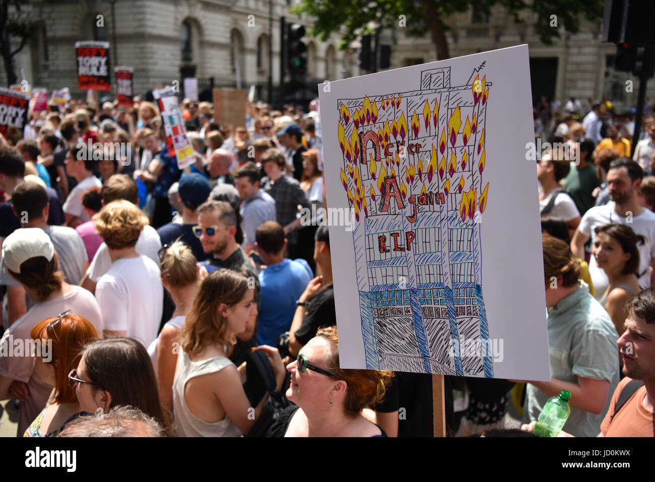 Londra, Regno Unito. Xvii Jun, 2017. Migliaia di manifestanti radunati fuori a Downing Street per contrastare il conservatore e parlamentare DUP "fornitura e fiducia" trattativa. Credito: Giacobbe Sacks-Jones/Alamy Live News. Foto Stock