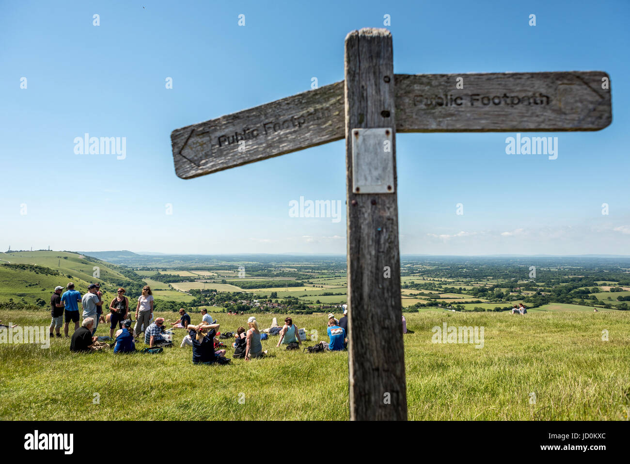 Brighton, Regno Unito. 17 Giugno, 2017. A Devil's Dyke sulla South Downs, affacciato sulla Sussex Weald questo pomeriggio. Credito: Andrew Hasson/Alamy Live News Foto Stock