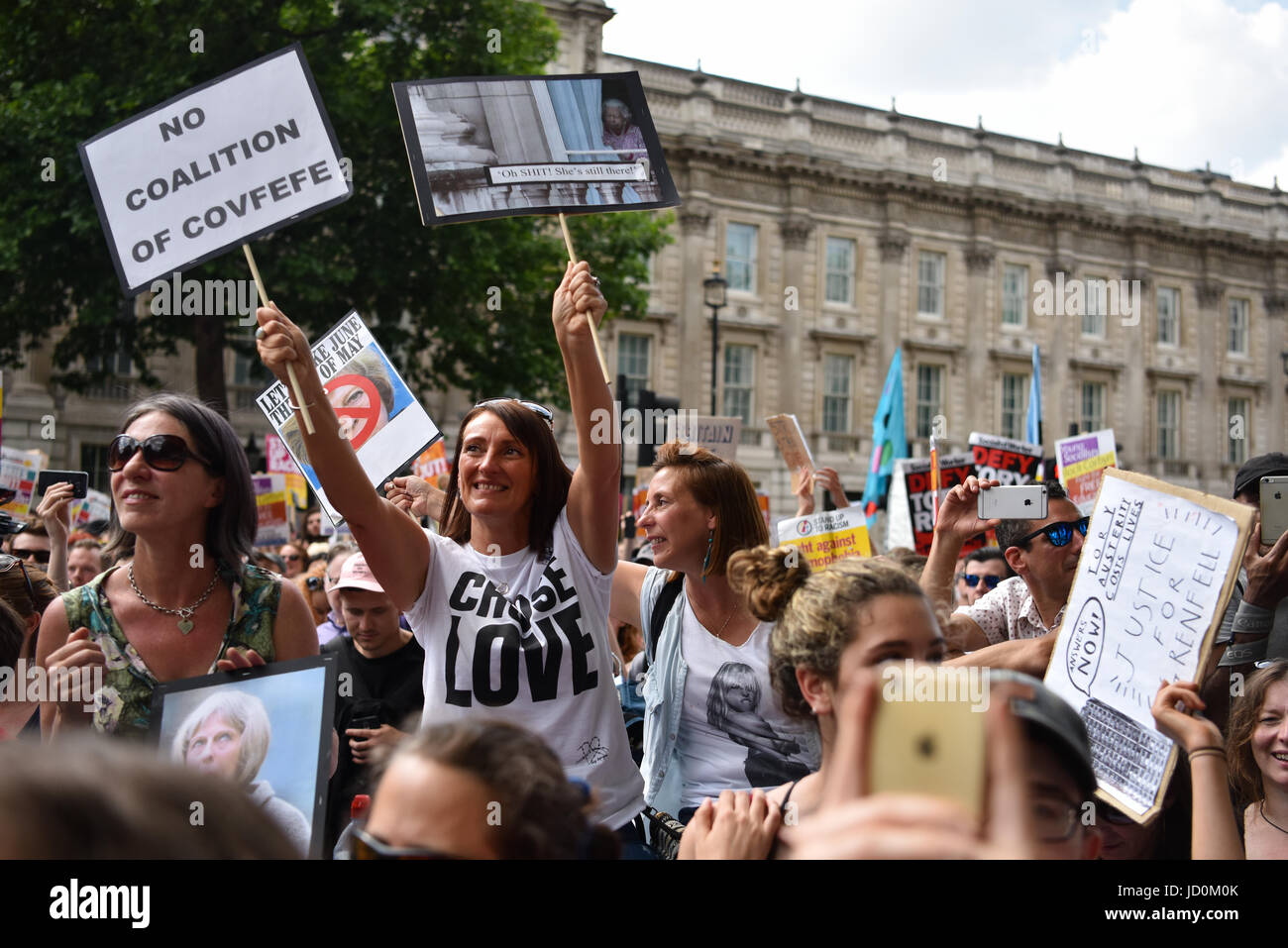 Londra, Regno Unito. Xvii Jun, 2017. Migliaia di manifestanti radunati fuori a Downing Street per contrastare il conservatore e parlamentare DUP "fornitura e fiducia" trattativa. Credito: Giacobbe Sacks-Jones/Alamy Live News. Foto Stock