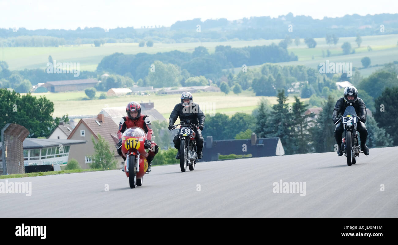 Hohenstein-ernstthal, Germania. 17 Giugno, 2017. Moto classiche passeggiate sul circuito del Sachsenring circuito automobilistico di Hohenstein-ernstthal, Germania, 17 giugno 2017. Il Sachsenring festeggia il suo novantesimo anniversario dal 16-18 giugno 2017, durante l'ADAC Sachsenring Classic. Circa 50.000 visitatori sono attesi per la 3 giorni di manifestazione. La prima gara al Sachsenring ha avuto luogo il 26 maggio 1927. Foto: Sebastian Willnow/dpa-Zentralbild/dpa/Alamy Live News Foto Stock