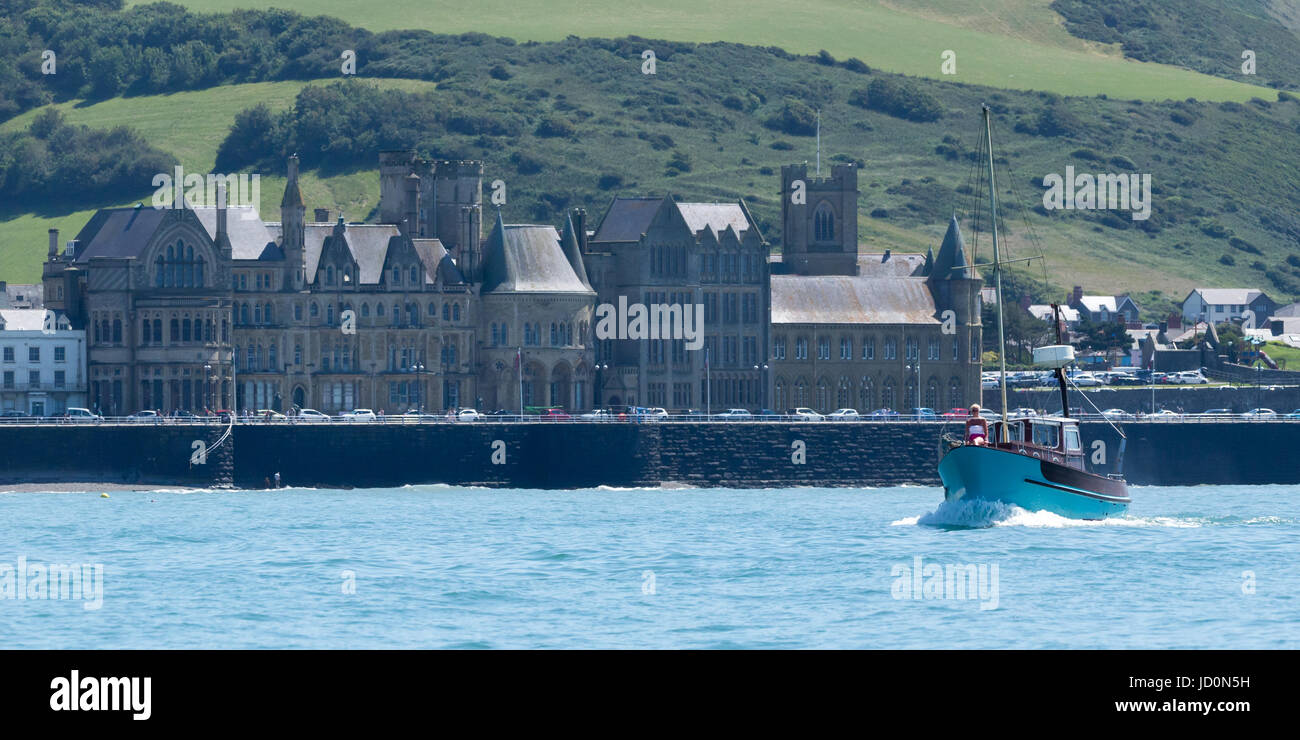 Una vista del vecchio collegio che si siede sul lungomare di Aberystwyth Foto Stock
