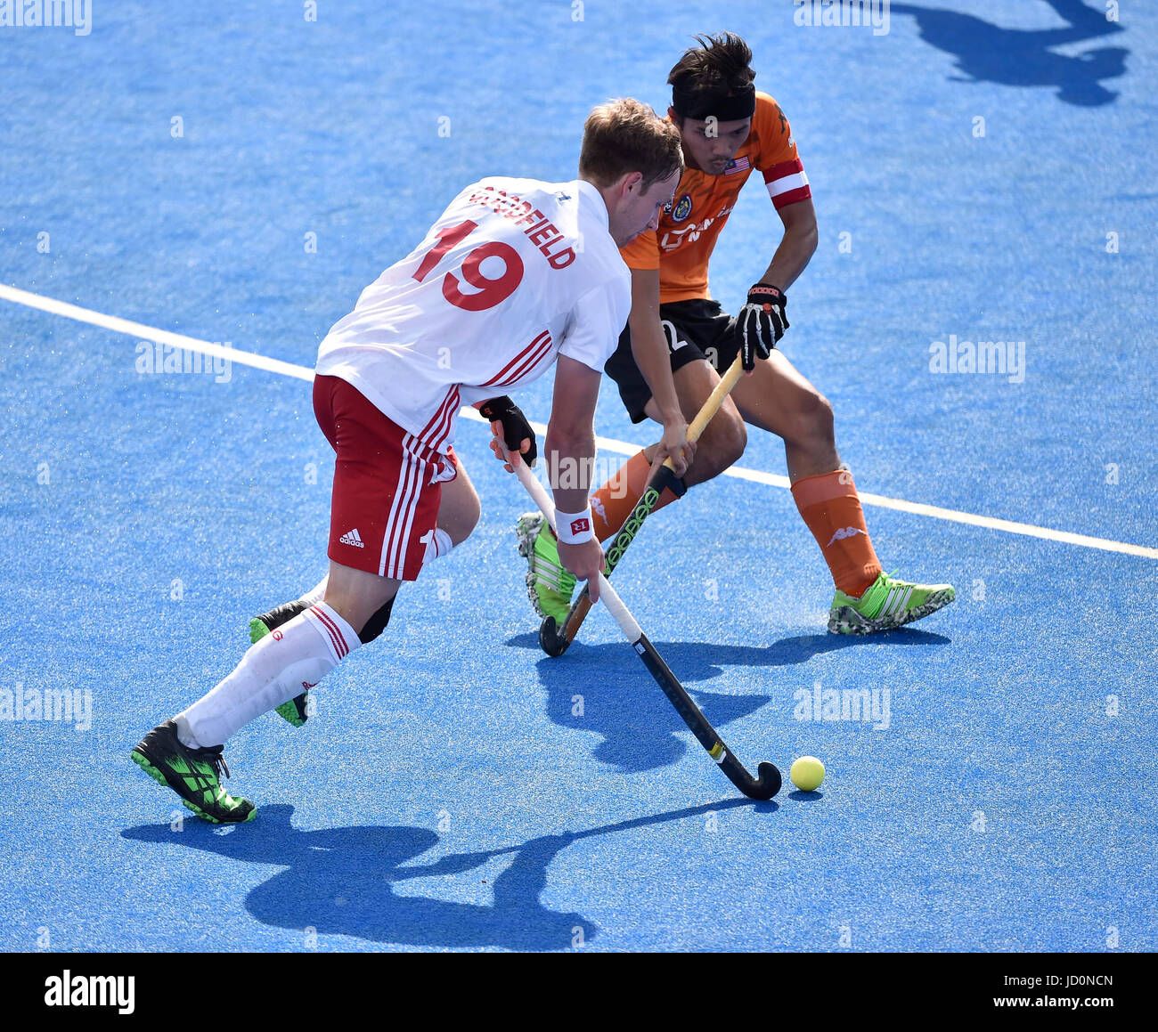 Londra, Regno Unito. 17 Giugno, 2017. Londra Inghilterra - Giugno 17, 2017: GOODFIELD David (ITA) tenta di ottenere la palla da avversario durante l eroe del Mondo di Hockey League Semi-Final (uomini) ENG v MAS a Lee Valley Hockey e il Centro Tennis di sabato. Foto : Taka G Wu Credito: Taka Wu/Alamy Live News Foto Stock