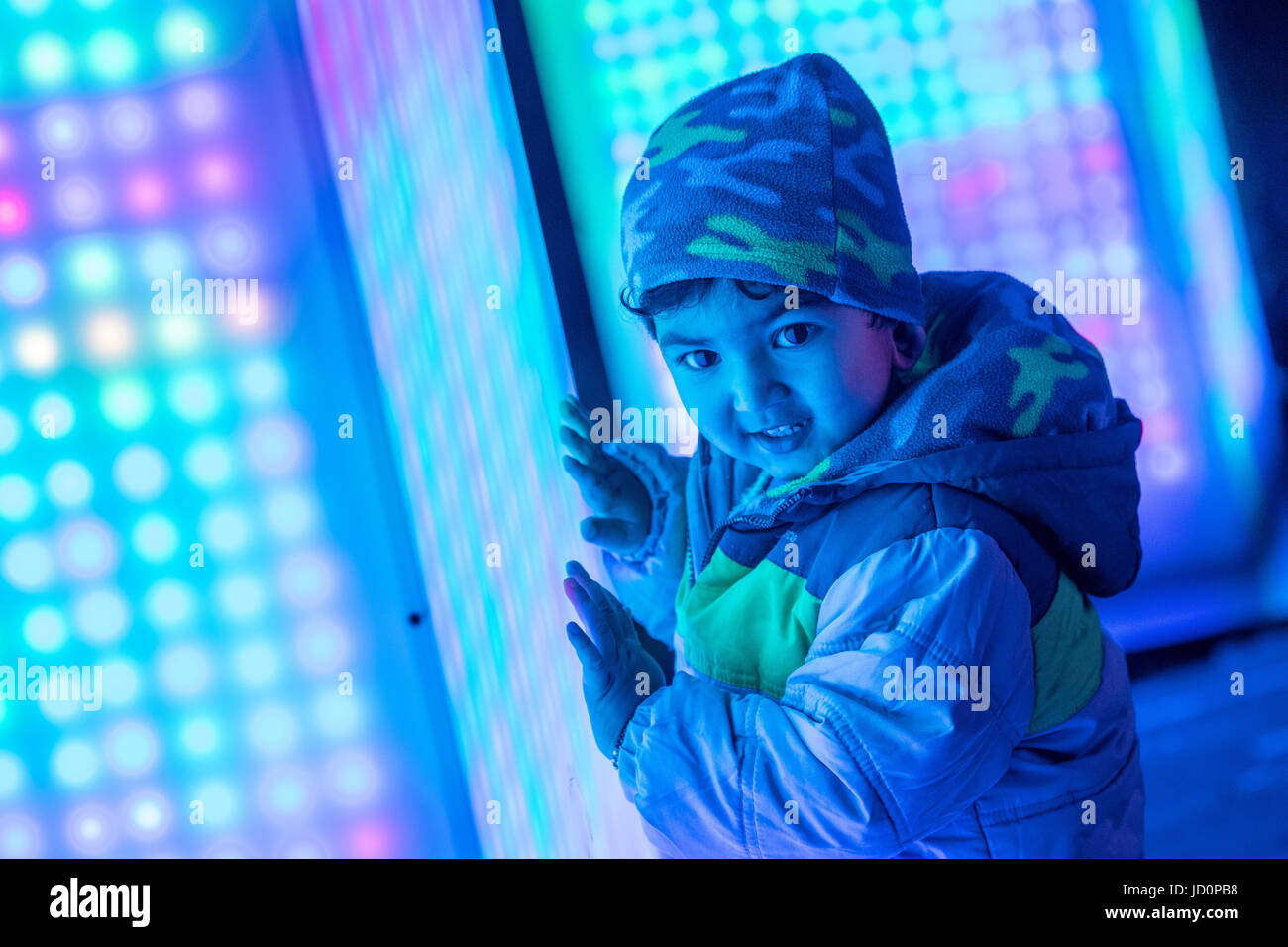 Sydney, Australia - 17 Giugno 2017: notte finale del Vivid Sydney Light Festival il 17 di giugno. La vivida luce di Sydney Festival è uno dei festival più grande del suo genere in tutto il mondo. Nella foto sono persone che interagiscono con la luce installazione 'Connessioni' Credit: mjmediabox / Alamy Live News Foto Stock