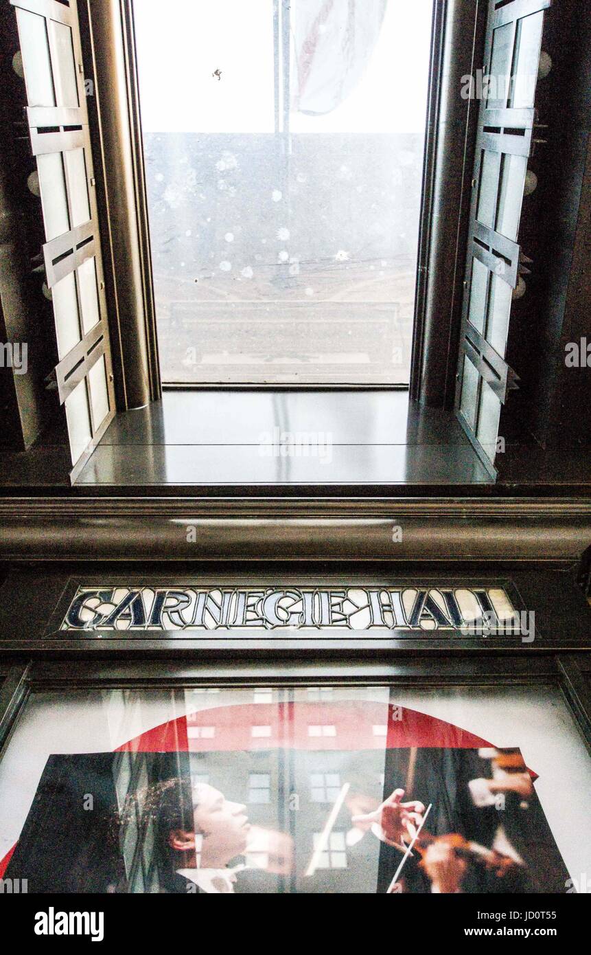 La città di New York, New York, Stati Uniti d'America. 16 Ago, 2016. La facciata della mitica Carnegie Hall, commissionato da philanthroper Andrew Carnegie nei tardi 1800s. La Carnegie Hall è uno dei più esclusivi del mondo sale da concerto e ha recentemente tenuto un concerto di un senzatetto Texas troup, Dallas Street coro. Credito: Sachelle Babbar/ZUMA filo/Alamy Live News Foto Stock