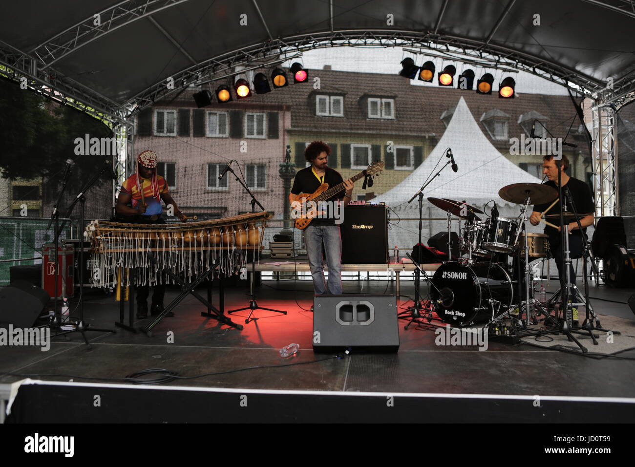 Worm, Germania. Il 17 giugno 2017. La Aly Keita Trio suona dal vivo sul palco del 2017 Jazz e gioia Festival a Worms in Germania. Credito: Michael Debets/Alamy Live News Foto Stock