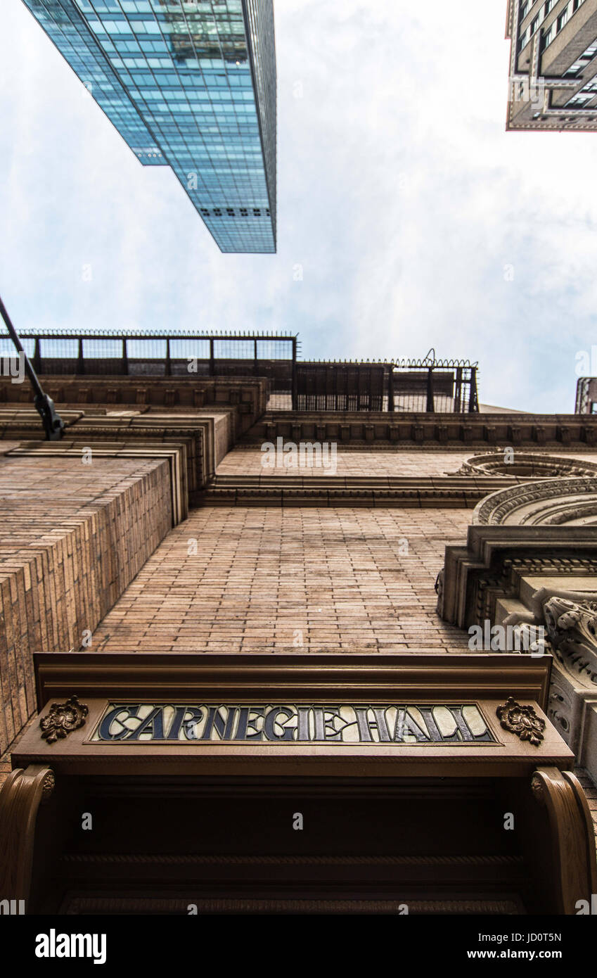 La città di New York, New York, Stati Uniti d'America. 16 Ago, 2016. La facciata della mitica Carnegie Hall, commissionato da philanthroper Andrew Carnegie nei tardi 1800s. La Carnegie Hall è uno dei più esclusivi del mondo sale da concerto e ha recentemente tenuto un concerto di un senzatetto Texas troup, Dallas Street coro. Credito: Sachelle Babbar/ZUMA filo/Alamy Live News Foto Stock