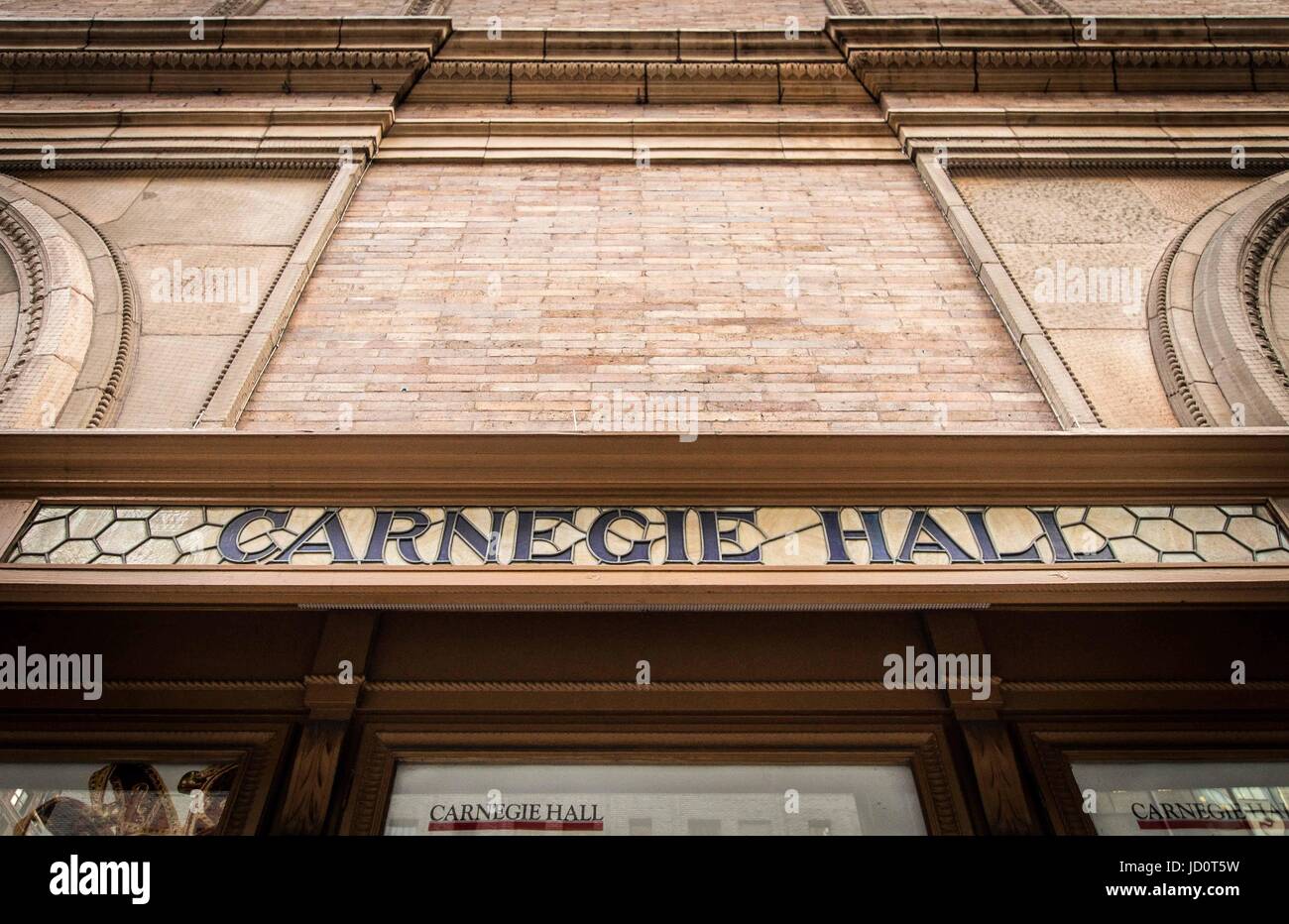 La città di New York, New York, Stati Uniti d'America. 16 Ago, 2016. La facciata della mitica Carnegie Hall, commissionato da philanthroper Andrew Carnegie nei tardi 1800s. La Carnegie Hall è uno dei più esclusivi del mondo sale da concerto e ha recentemente tenuto un concerto di un senzatetto Texas troup, Dallas Street coro. Credito: Sachelle Babbar/ZUMA filo/Alamy Live News Foto Stock