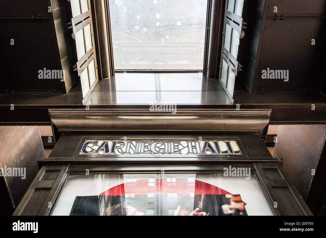 La città di New York, New York, Stati Uniti d'America. 16 Ago, 2016. La facciata della mitica Carnegie Hall, commissionato da philanthroper Andrew Carnegie nei tardi 1800s. La Carnegie Hall è uno dei più esclusivi del mondo sale da concerto e ha recentemente tenuto un concerto di un senzatetto Texas troup, Dallas Street coro. Credito: Sachelle Babbar/ZUMA filo/Alamy Live News Foto Stock