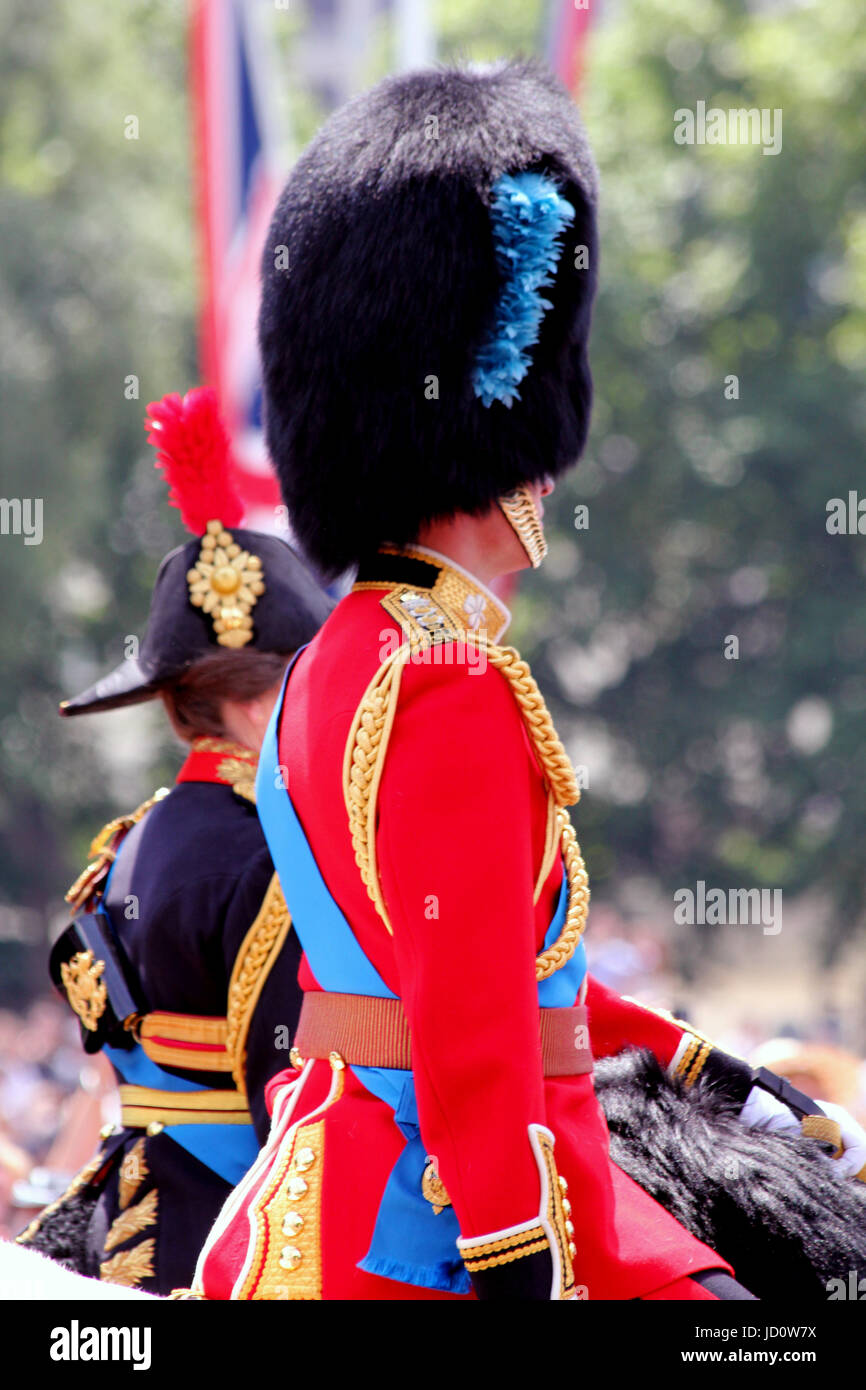 Londra, Regno Unito. 17 Giugno, 2017. S.a.r. il principe William e la principessa reale di ritorno dopo Trooping il colore il compleanno del Queens Parade Credito: Chris Carnell/Alamy Live News Foto Stock