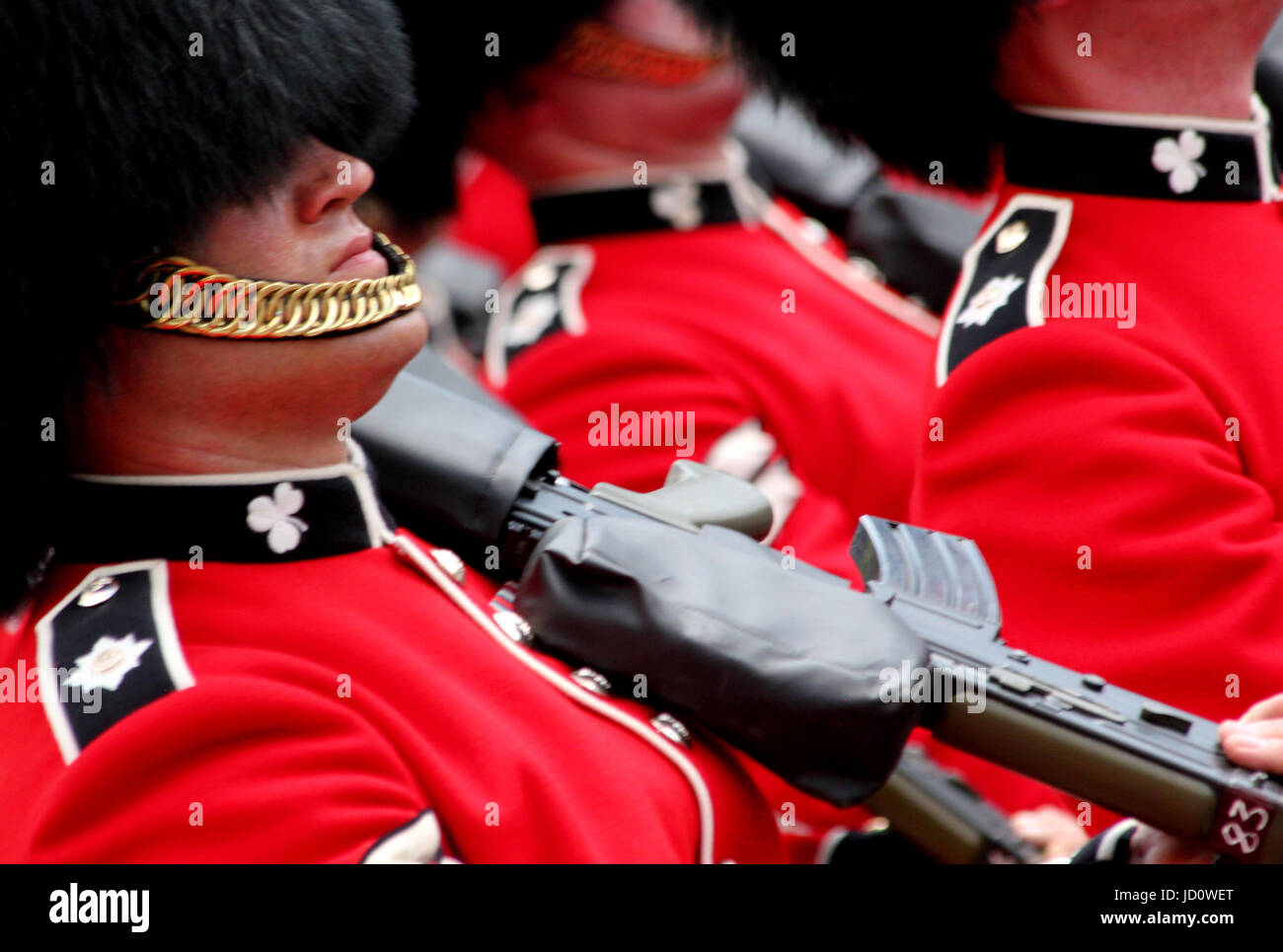 Londra, Regno Unito. 17 Giugno, 2017. Abstract guardie marching in The Mall durante Trooping il credito di colore: Chris Carnell/Alamy Live News Foto Stock