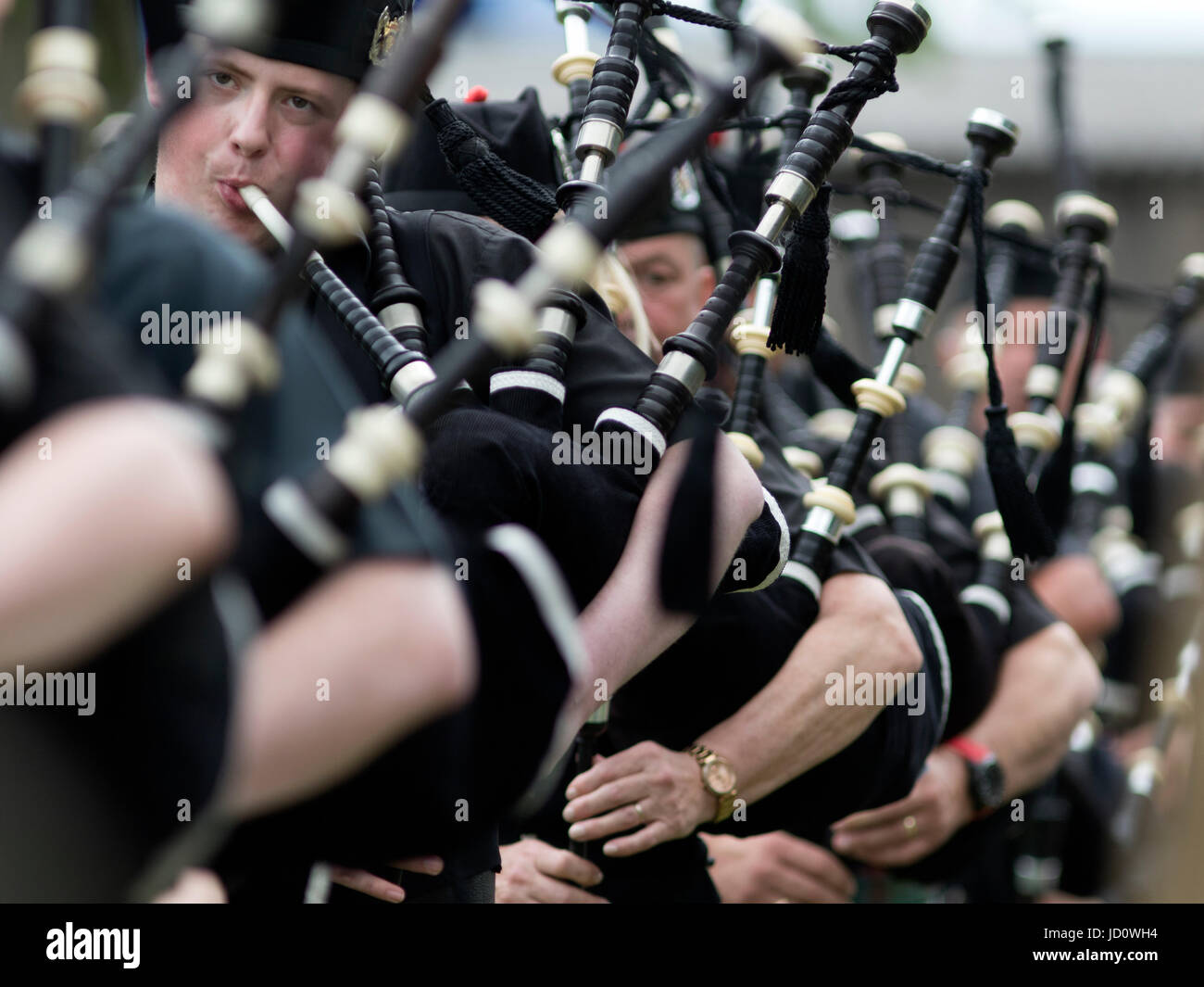 Oldmeldrum, Scotland, Regno Unito. 17 Giugno, 2017. Pipers marciando in un ammassato Pipe Band durante i Giochi delle Highland evento tenutosi a Oldmeldrum in Aberdeenshire, Scozia. Credito: AC Immagini/Alamy Live News Foto Stock