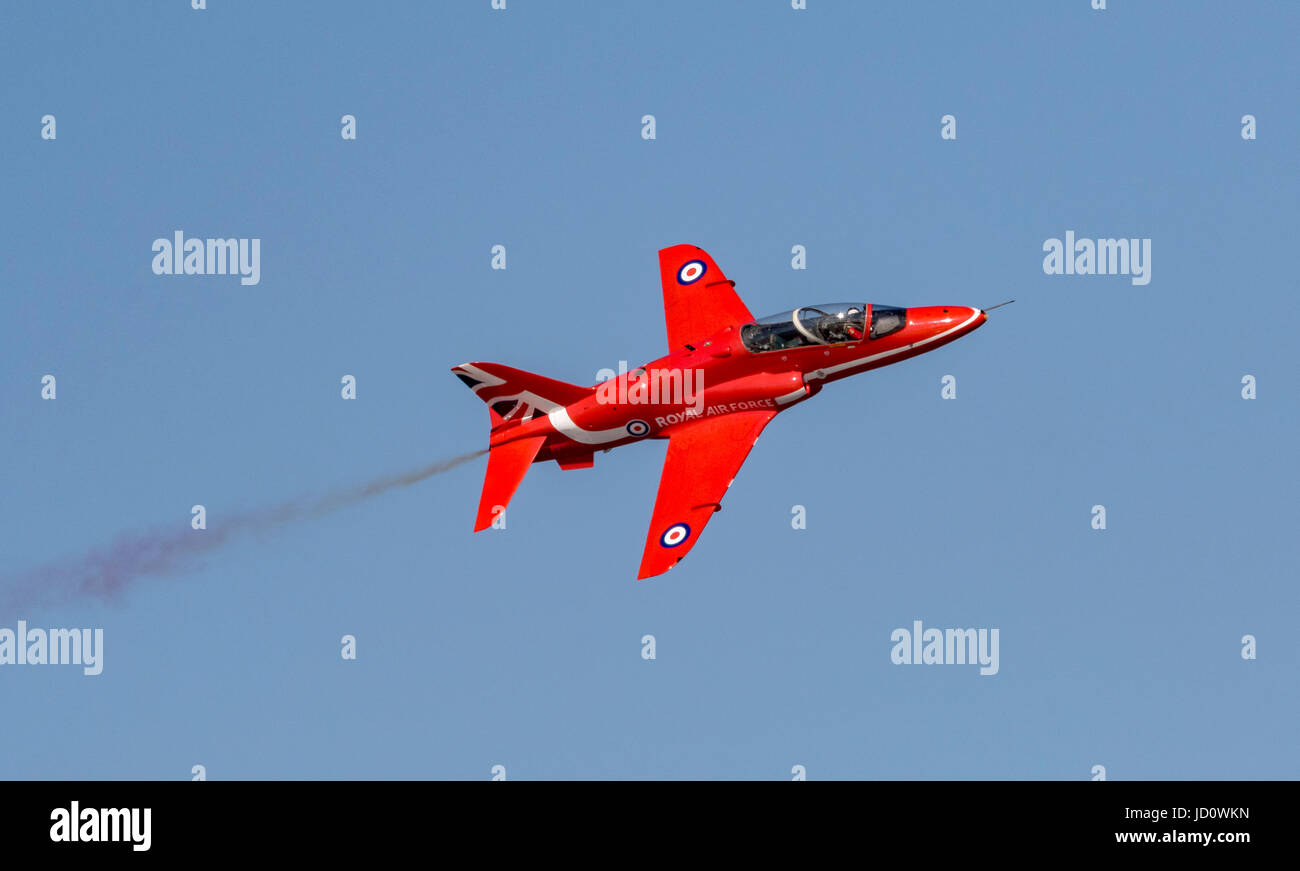 Weston-super-Mare, Regno Unito. 17 Giugno, 2017. La RAF frecce rosse Aerobatic Team carr fuori un sorprendente display in blu cielo estivo a Weston Air Festival, situato in Weston-super-Mare, Regno Unito. Credito: Bob Sharples Alamy/Live News Foto Stock