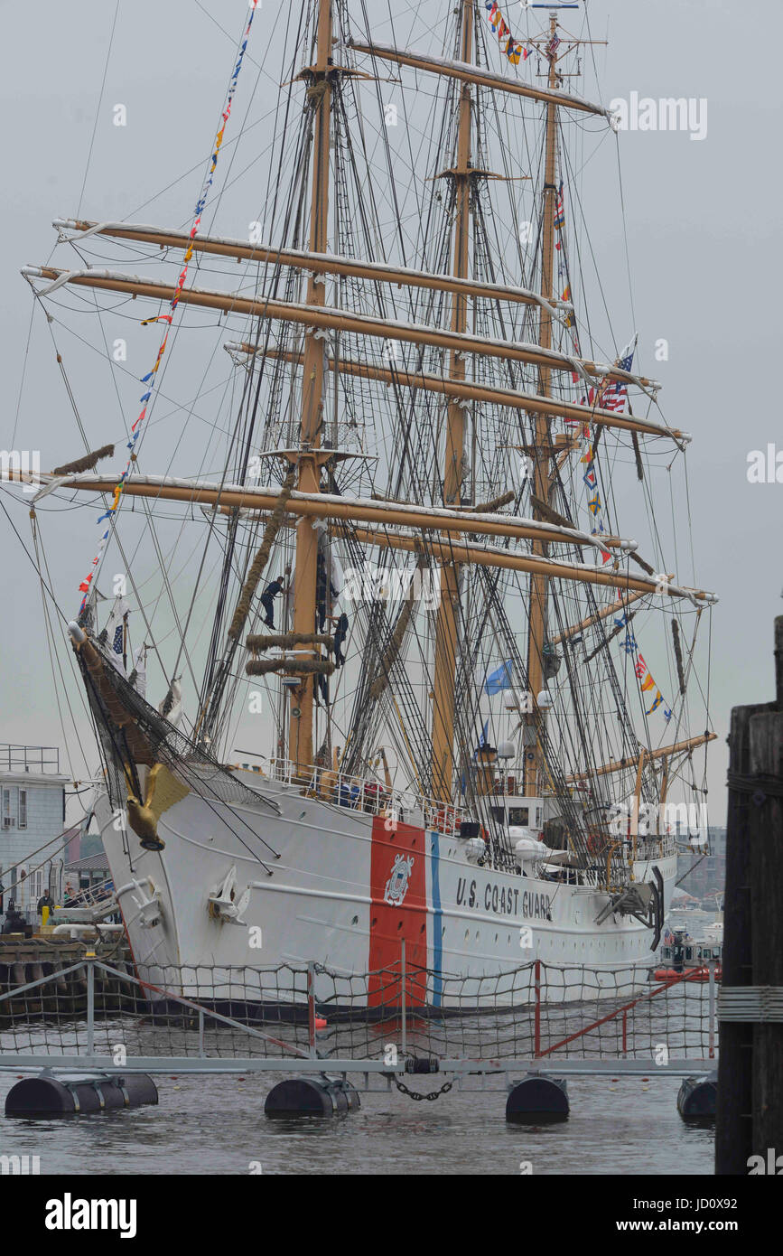 Boston, Massachusetts, USA. 17 Giugno, 2017. La vela di Boston sono gli eventi che si svolgono in tutta la città per diversi giorni. Credito: Kenneth Martin/ZUMA filo/Alamy Live News Foto Stock