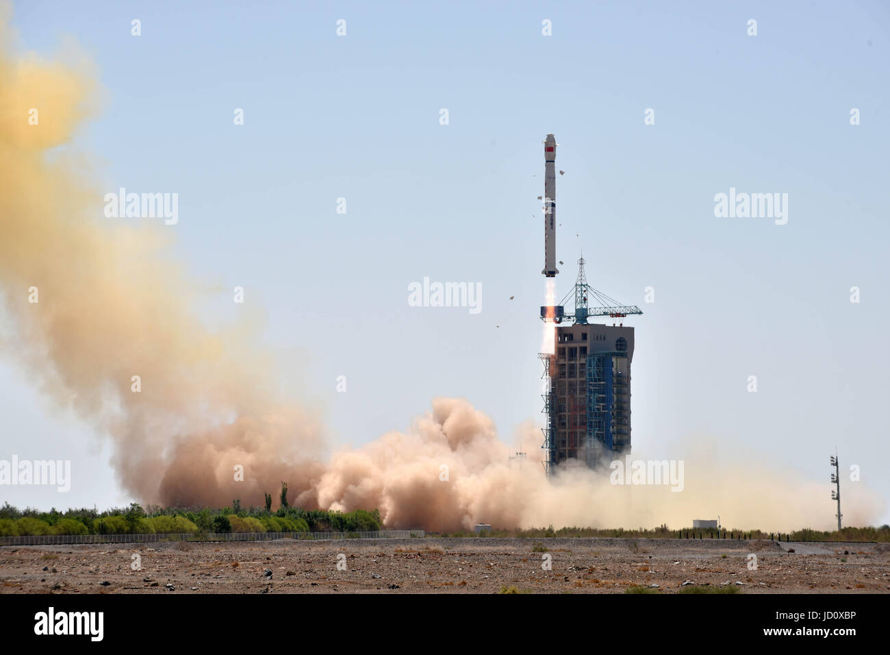 Pechino, Jiuquan Satellite Launch Center in Cina nord-occidentale del deserto del Gobi. Il 15 giugno, 2017. Una lunga marcia-4B porta a razzo X-ray Space Telescope di osservare i buchi neri, pulsars e gamma-ray bursts di blasti dal Jiuquan Satellite Launch Center in Cina nord-occidentale del deserto del Gobi, 15 giugno 2017. Credito: Zhen Zhe/Xinhua/Alamy Live News Foto Stock