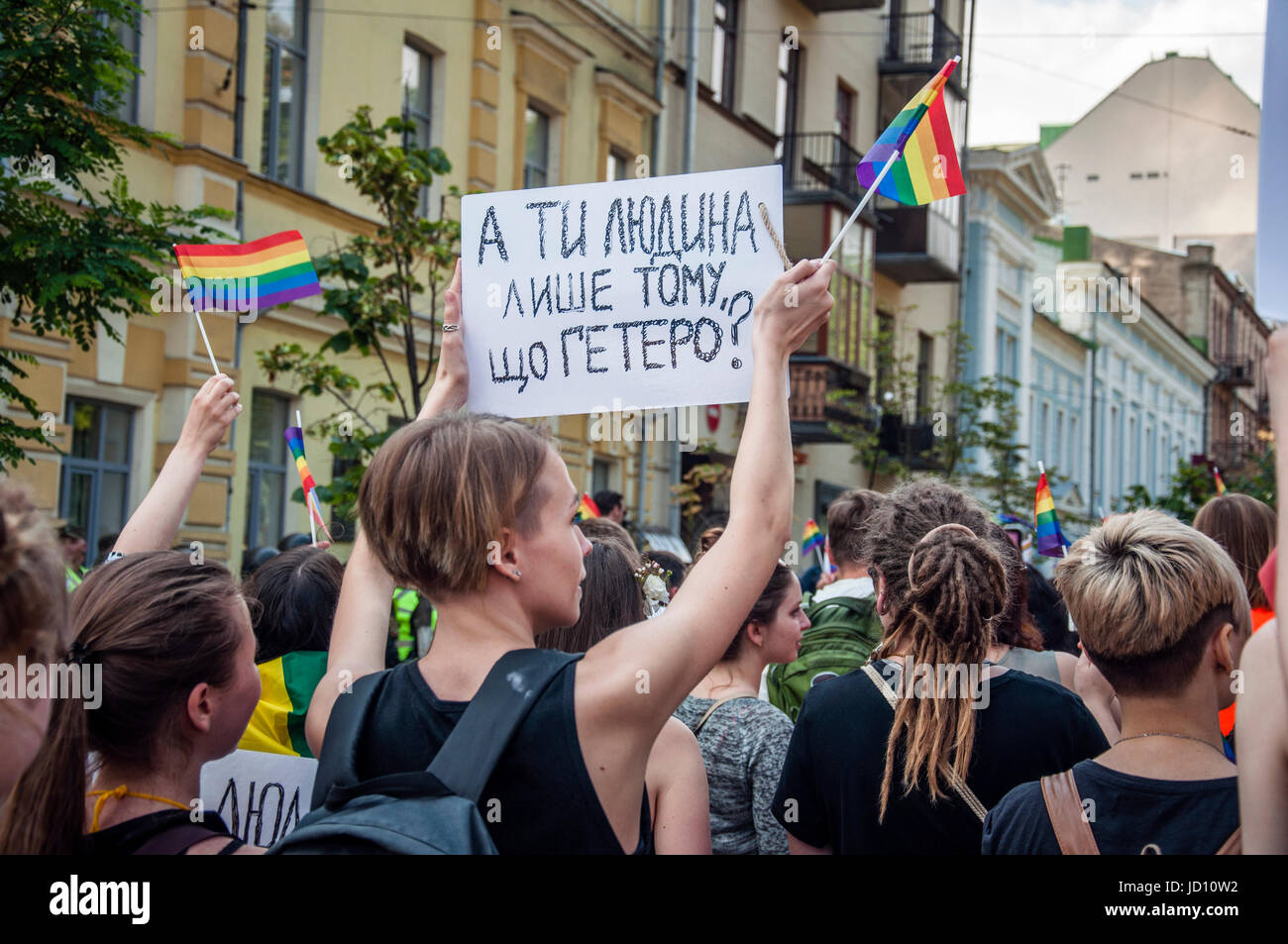 Kiev, Ucraina. Il 18 giugno, 2017. Gli attivisti LGBT prendere parte in un marzo di Kyiv Pride 2017. La strada era parzialmente ostruita da gruppi di attivisti nazionalisti, ma la distanza di 1200 metri è stato superato dall'orgoglio i partecipanti senza incidenti. Più di duemila persone hanno preso parte all'orgoglio. Credito: Kateryna Olexenko/Alamy Live News Foto Stock