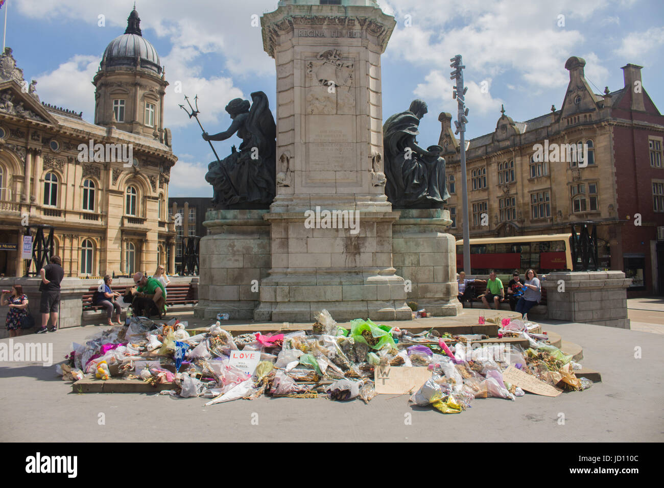 Memoriale per le vittime del terrore di manchester attack 3 settimane più tardi in Victoria Square, il centro di Hull. fiori, le schede e le note sono a sinistra per ricordare quelli uccisi in un'ariana grande concerto quando un attentatore suicida ha colpito come persone sono state lasciando il concerto. Foto Stock