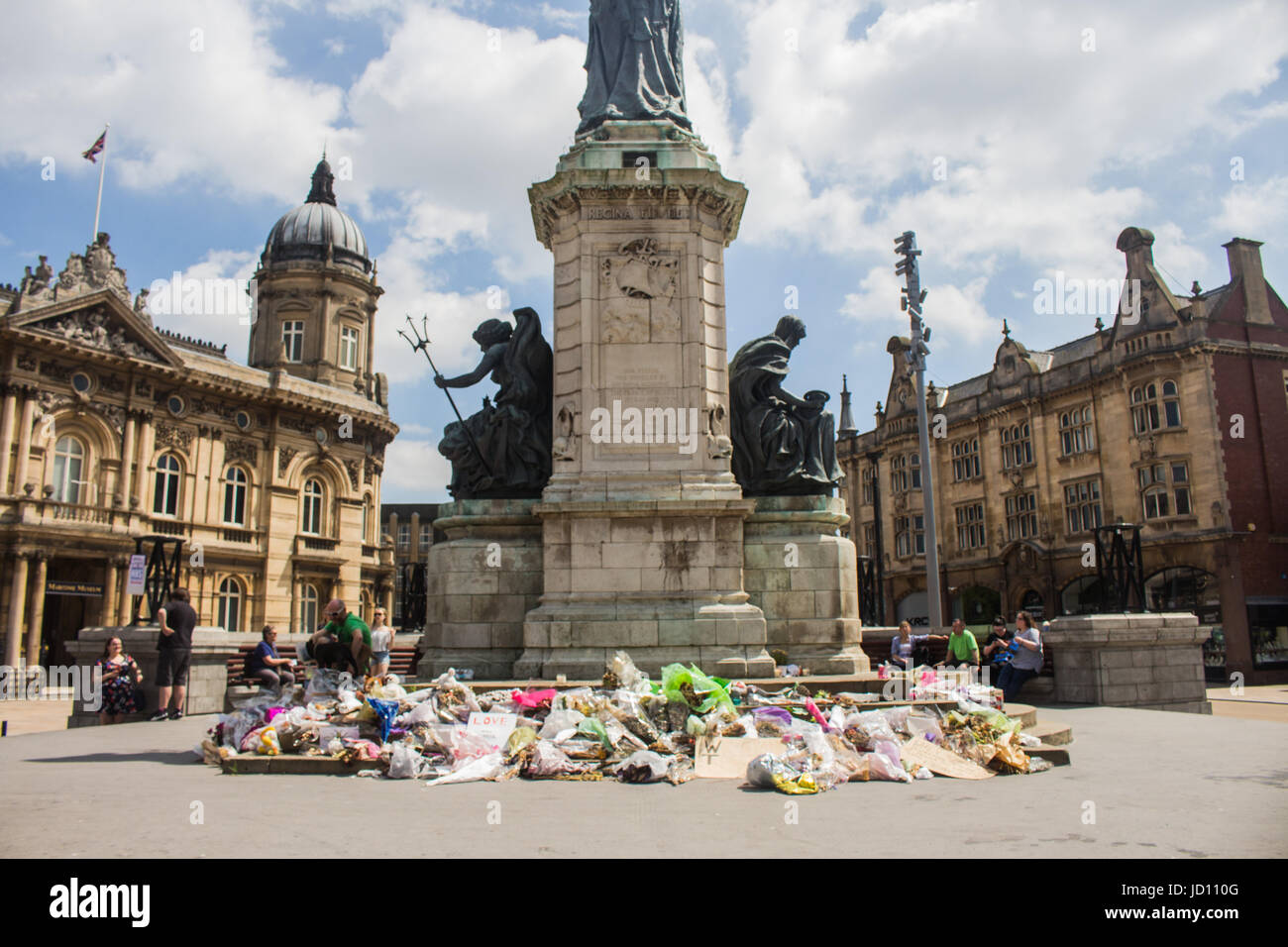 Memoriale per le vittime del terrore di manchester attack 3 settimane più tardi in Victoria Square, il centro di Hull. fiori, le schede e le note sono a sinistra per ricordare quelli uccisi in un'ariana grande concerto quando un attentatore suicida ha colpito come persone sono state lasciando il concerto. Foto Stock