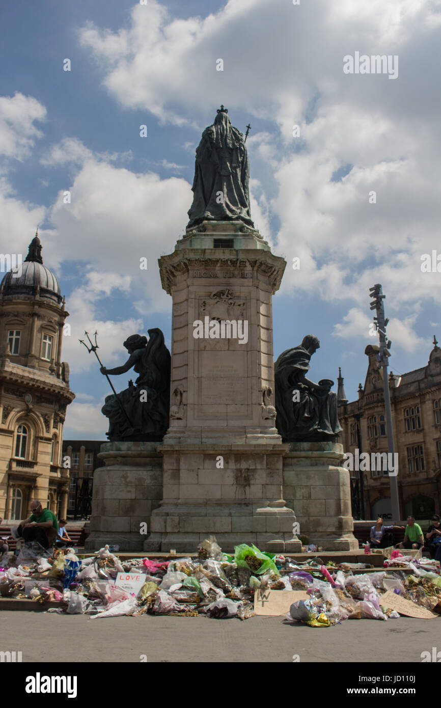 Memoriale per le vittime del terrore di manchester attack 3 settimane più tardi in Victoria Square, il centro di Hull. fiori, le schede e le note sono a sinistra per ricordare quelli uccisi in un'ariana grande concerto quando un attentatore suicida ha colpito come persone sono state lasciando il concerto. Foto Stock
