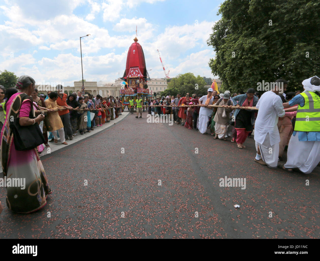 Londra, Regno Unito. Il 18 giugno, 2017. Rathayatra, enormi Carrelli di legno sono stati tirati a mano in una grande processione da Hyde Park a Trafalgar Square da pellegrini e devoti. In alto su carrelli sono divinità di Jagannatha, Balarama e Subhadra, ragazze vestito come Krishna, Blu, annuncio Radha, suonare il flauto.Migliaia di persone hanno visto la processione a Londra. Rathayatra proviene da jagannatha Puri sul costo est dell India e risale a più di duemila anni@Paolo Quezada-Neiman/Alamy Live News Credito: Paolo Quezada-Neiman/Alamy Live News Foto Stock