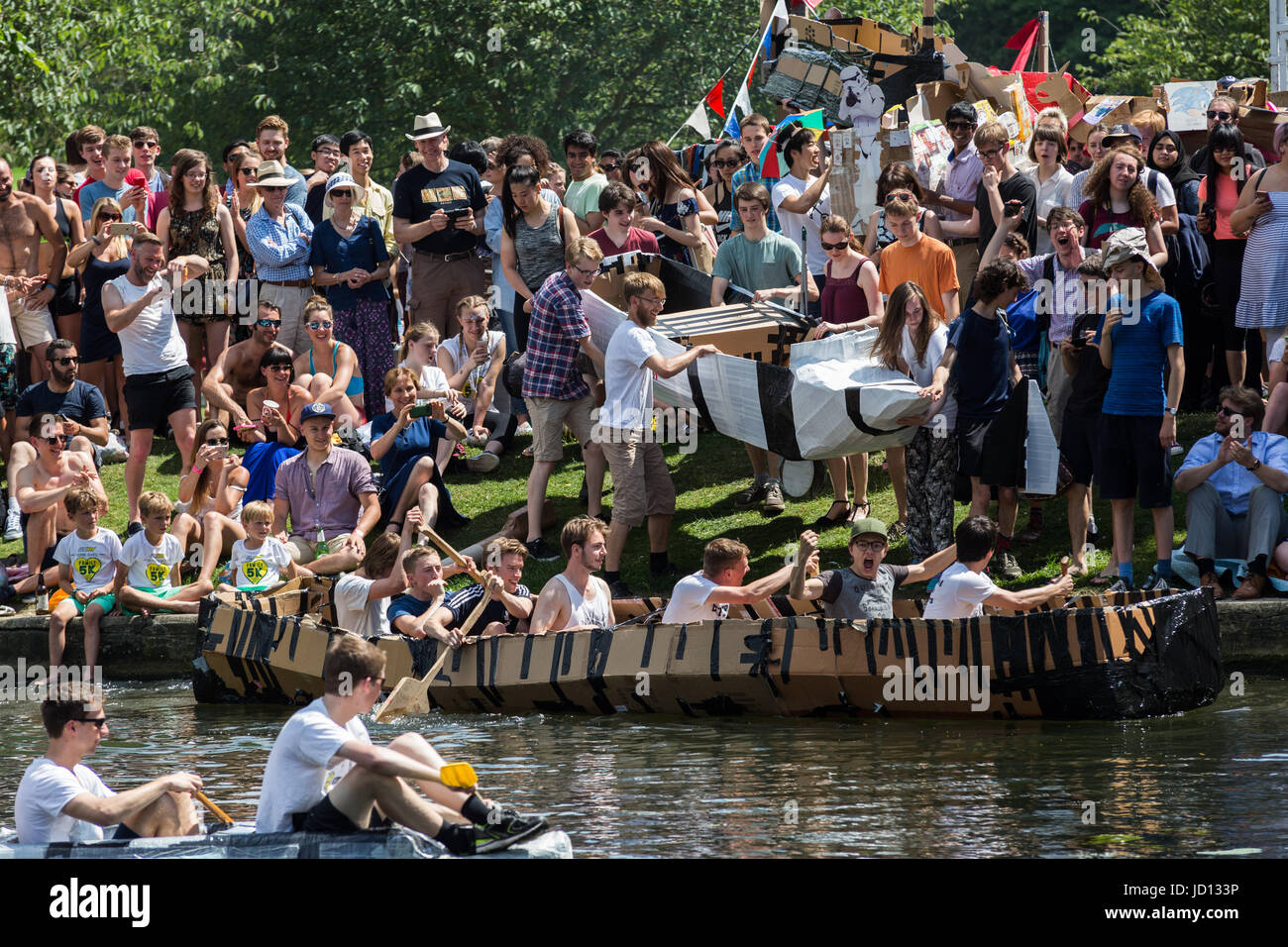 Cambridge, Regno Unito. 18th, Giugno 2017. Ogni anno durante il mese di maggio settimana Granta ratti Università società punting organizzare una gara delle imbarcazioni di cartone sul fiume Cam. CamNews / Alamy Live News Foto Stock