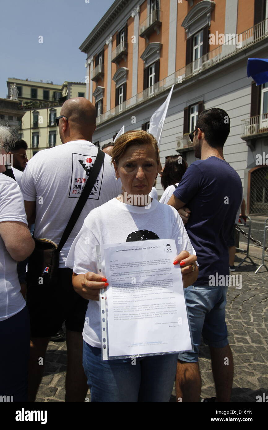 Napoli, Italia. 17 Giugno, 2017. Corte di dare giustizia a Ciro Esposito. Questa mattina ci è stato il rally per la sfilata organizzata dalla Associazione di Ciro vive. Ciro Esposito è il ventilatore che ha perso la sua vita prima della partita di coopa Italia a Roma ha ucciso in uno scontro con un Romaness. Oggi la madre insieme con centinaia di giovani uomini e giovani mamme è venuto giù al quadrato per ottenere sotto la prefettura del palazzo e consegnare un documento in cui si richiedesse una penna esemplificativo e non di una riduzione del 26-anno-vecchio carcere di De Santis. Credito: Fabio Sasso/Pacific Press/Alamy Live News Foto Stock