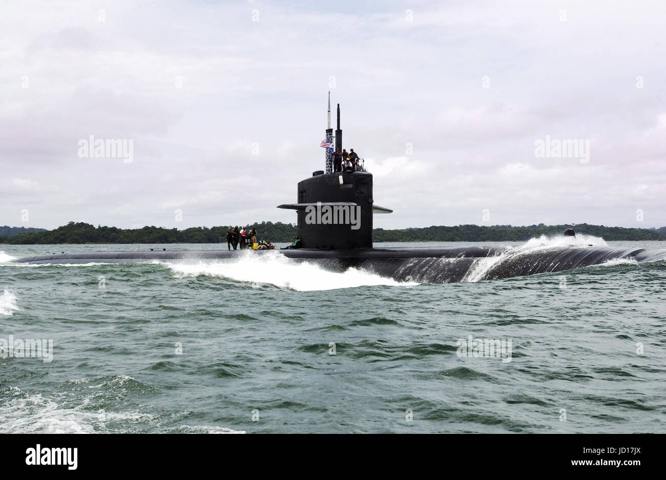 La USS Portsmouth (SSN 707) transita attraverso il canale di Panama. Portsmouth è una Los Angeles classe attacco veloce sottomarino nucleare. DoD foto di Sottufficiali di 2a classe di John Parker, Stati Uniti Navy Foto Stock