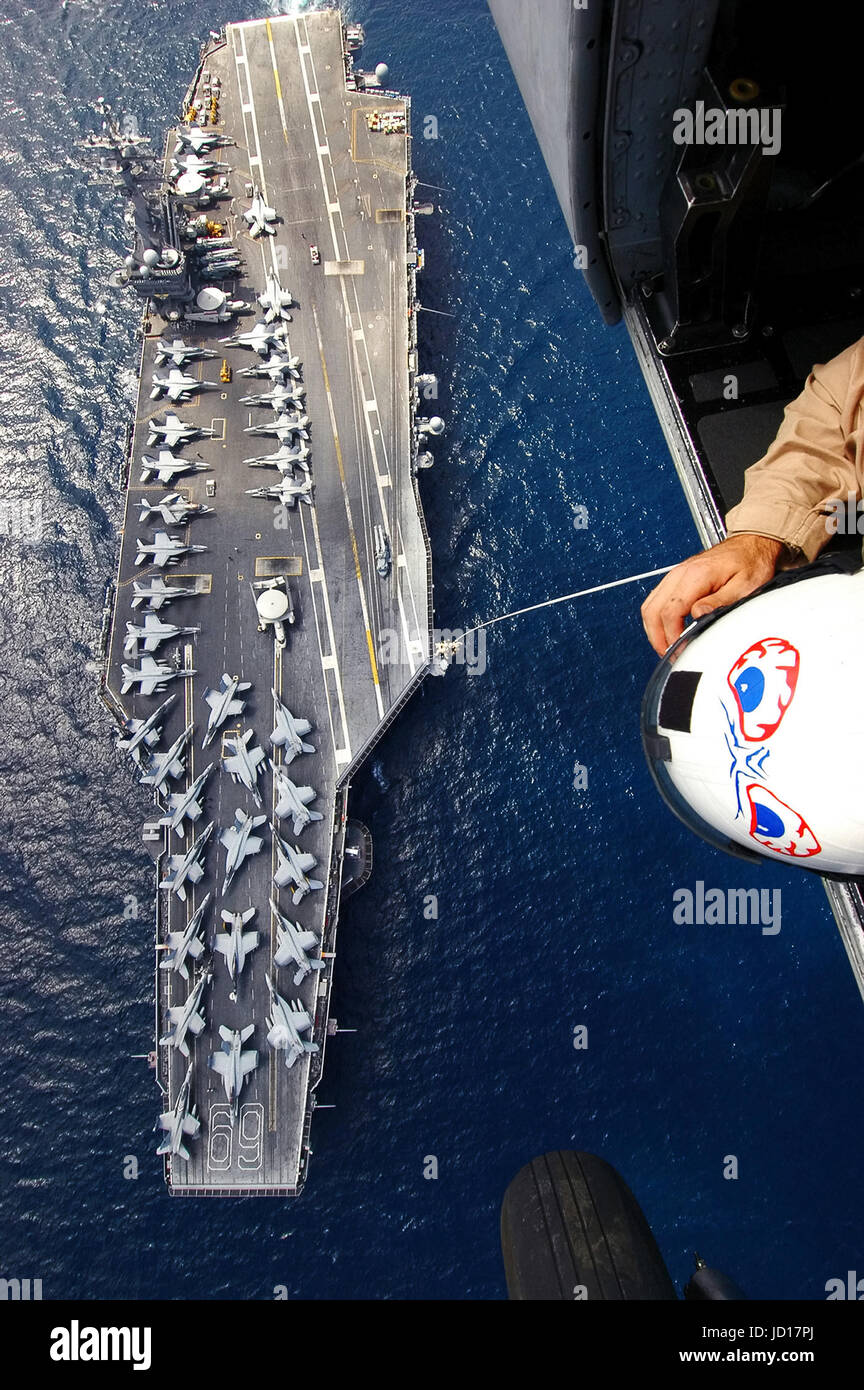Un'eliminazione degli ordigni esplosivi membro del team assiste il suo team durante speciali scopo inserimento estrazione da una SH-60 elicottero. La Nimitz-class portaerei USS Dwight D. Eisenhower CVN (69) è distribuita a sostegno della sicurezza marittima e operazioni di guerra globale al terrorismo. Stati Uniti Foto di Marina di Massa lo specialista di comunicazione 2a classe Miguel Angel Contreras Foto Stock