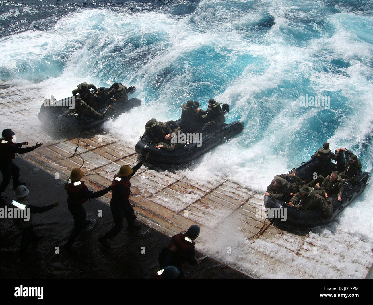 Stati Uniti I marinai della marina in gomma di combattimento razzia craft sono recuperati sul cancello di poppa del trasporto anfibio dock nave USS Juneau (LPD 10) Dopo la conduzione di oceano aperto le operazioni. DoD foto di alfiere Sarah Thomas, U.S. Navy Foto Stock