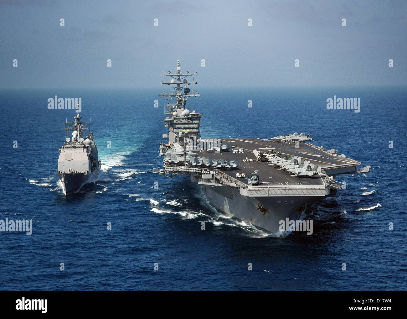 Il Ticonderoga-class missile cruiser USS Bunker Hill (CG 52) si affianca la Nimitz-class portaerei USS Dwight D. Eisenhower CVN (69) per un rifornimento di carburante in mare (FAS). Stati Uniti Foto di Marina di Massa lo specialista di comunicazione 2a classe Miguel Angel Contreras Foto Stock