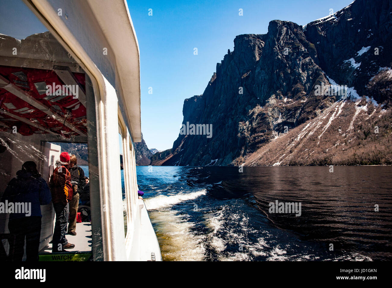 Persone su un tour in barca sul Western Brook Pond, Parco Nazionale Gros Morne, Terranova, Canada Foto Stock