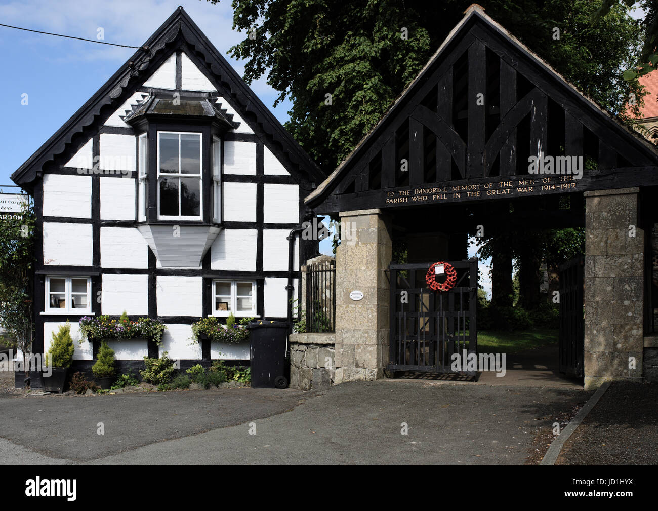 Berriew guerra memoriale lychgate e cottage in bianco e nero Berriew village powys mid wales uk Foto Stock