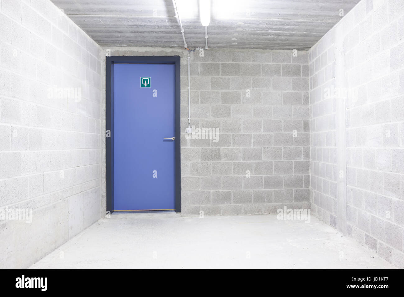 In un edificio di nuova costruzione al primo piano della camera è una porta Foto Stock