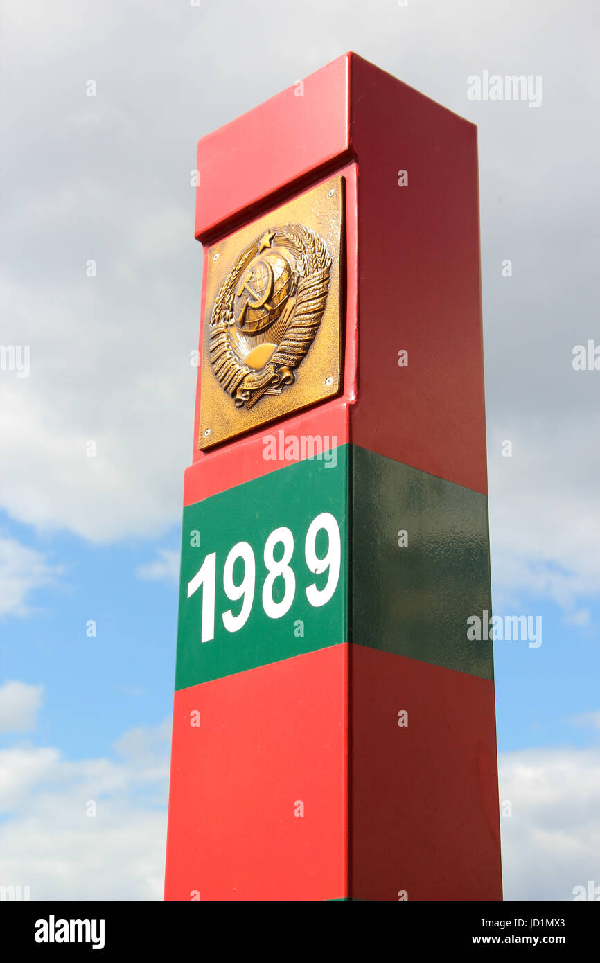 Posto di frontiera con scritto su di esso l'anno ritiro delle truppe sovietiche dall'Afghanistan. 1989 - termina la guerra in Afghanistan e la distruzione del muro di Berlino Foto Stock