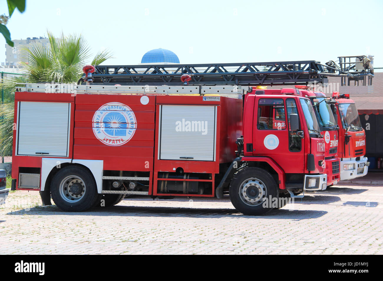 Antalya, Turchia - 26 Maggio 2017: Tre rossi firetruck con scaletta di soccorso permanente sulla strada della città vicino al firehouse Foto Stock