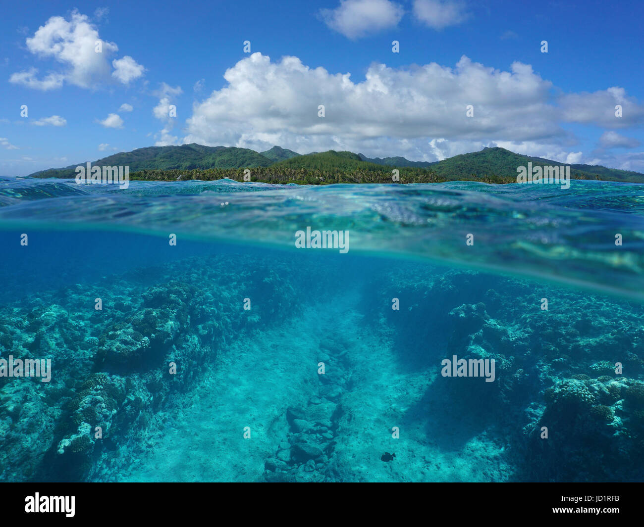 Al di sopra e al di sotto della superficie del mare, South Pacific Island e il subacqueo oceano pavimento sulla prua reef eroso dalle onde, Huahine, Polinesia Francese Foto Stock