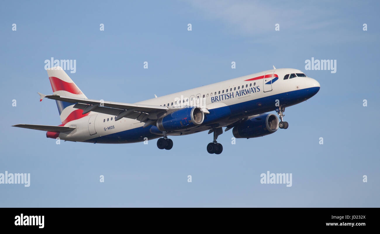 British Airways Airbus A320 G-mid sull approccio finale all aeroporto di Heathrow LHR Foto Stock