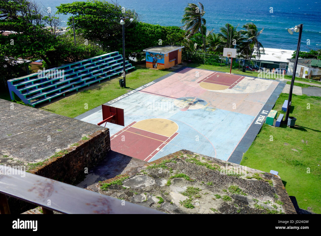 Campo da pallacanestro dotato da Carmelo Anthony fondazione per La Perla quartiere della Vecchia San Juan. Foto Stock